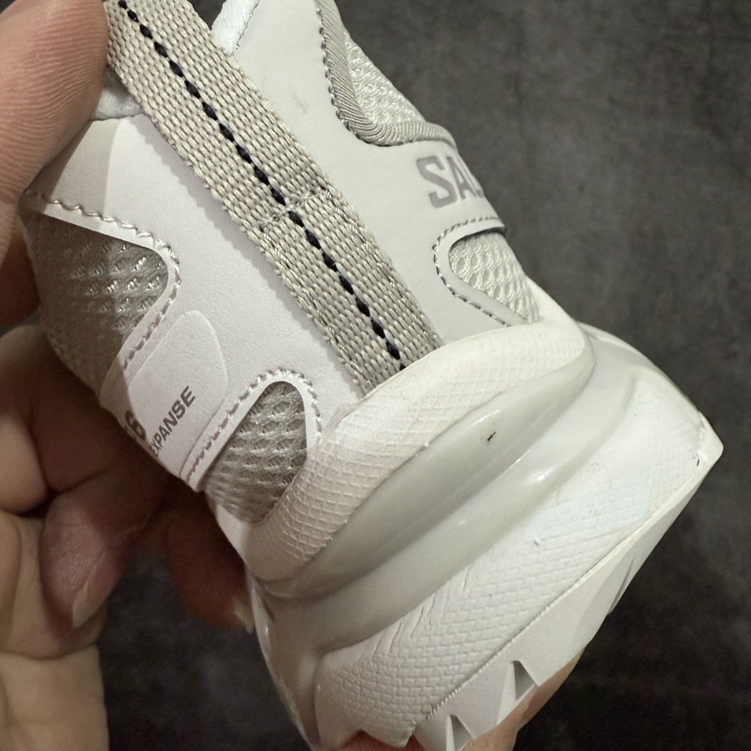 【巅峰升级版】 Salomon XT-6 Expanse 二代白色 萨洛蒙复古潮流户外机能登山跑鞋 黑灰银 纯原外贸平台特供订单 耗时半年巨作 全套原纸板楦头开发 原厂特供网布配套加持 确保原汁原味 完美呈现版型 原档数据独家私模五层组合大底 原装Ortholite轻量化鞋垫 中底布带钢印编号 原厂TPU锁扣 进口港宝加持 后跟自然饱满 还原公司包裹性 鞋面以“锯齿”状的包裹系统呈现 在基色底之下加入了各种色点缀 将公司的最新技术和时尚前卫的造型融入耐用的长跑款式中 鞋面由 TPU 薄膜制成 并焊接在高耐磨网眼上 使其既时尚又坚固 由 ACS底盘支撑 可增强稳定性和支撑力 以及由橡胶凸耳 Contragrip外底覆盖的 EVA 缓冲中底 旨在应对崎岖的地形 鞋舌上的彩色Salomon 标签、Quicklace 系统以及鞋头、鞋舌和鞋跟上的附加品牌使细节更加完美 让穿着者可以轻松驾驭户外与通勤下的任何运动生活场景 无缝鞋身户外随意纵横 颜值与脚感兼备 出街通勤 绝对非常吸睛 你值得拥有 尺码：36 36.5 37.5 38 38.5 39 40 40.5 41 42 42.5 43 44 44.5 45 46 46.5-选品中心