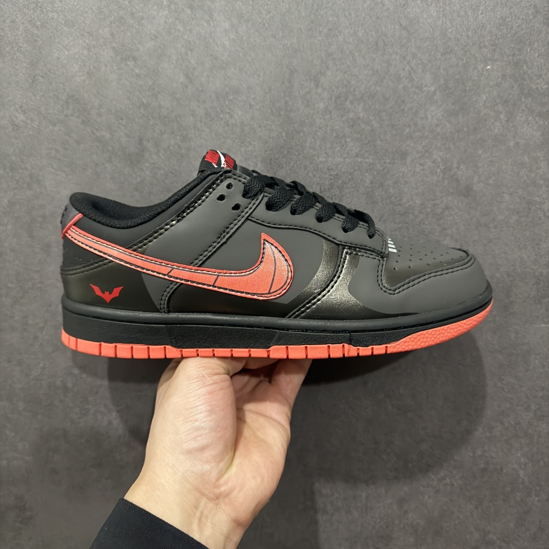 【定制版】Nike SB Dunk Low Pro 蝙蝠侠黑扣篮系列复古低帮休闲运动滑板板鞋n采用脚感柔软舒适ZoomAir气垫，有效吸收滑板等极限运动在落地时带来的冲击力，为街头运动者们提供更好的保护 货号：DD1391-106 Size：36 36.5 37.5 38 38.5 39 40 40.5 41 42 42.5 43 44 45  编码：YB240260n-莆田鞋批发中心