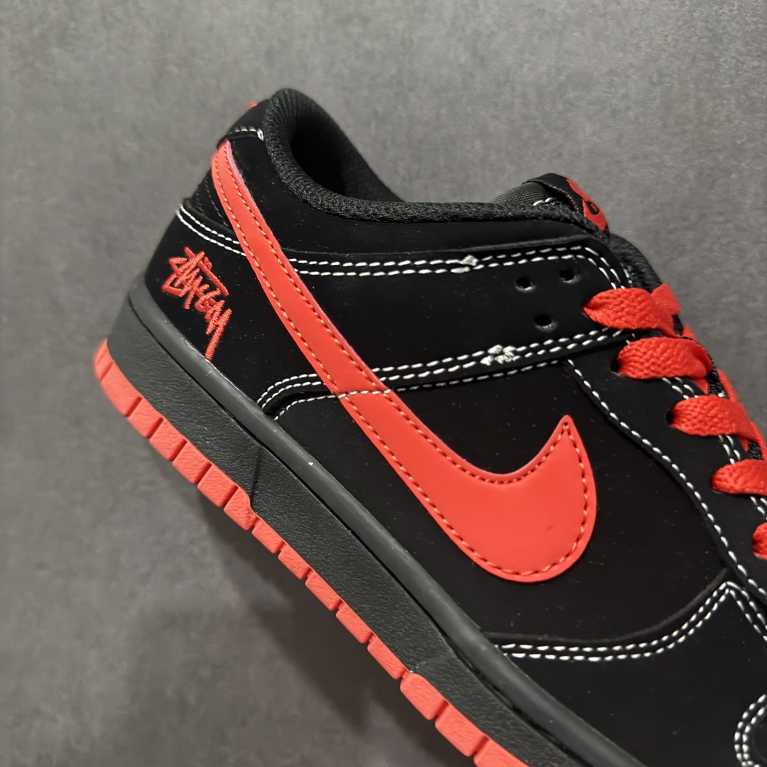 图片[6]-【定制版】Nike SB Dunk Low x Stussy 黑红小钩n纯原大厂出品 极力推荐n原装头层材料 独家版型蒸餾加工n帶來的是更好的视觉和脚感体验n大厂纯原品质出货 清洁度 电绣工艺皮料切割干净无任何毛边 细节完美 官方货号：KK1333 028 尺码：36 36.5 37.5 38 38.5 39 40 40.5 41 42 42.5 43 44 44.5 45  编码：HXS320340-莆田鞋批发中心