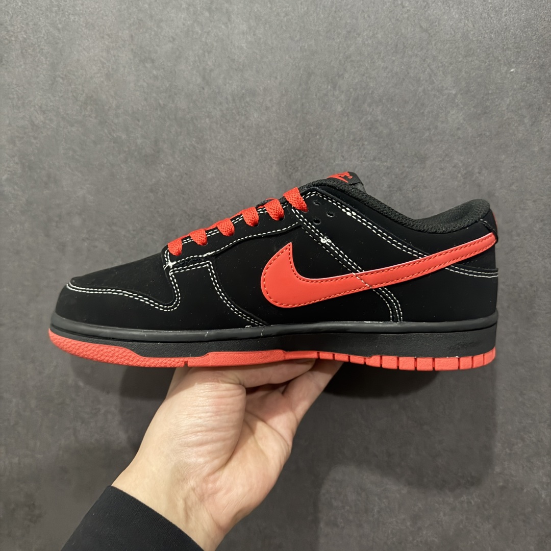 图片[2]-【定制版】Nike SB Dunk Low x Stussy 黑红小钩n纯原大厂出品 极力推荐n原装头层材料 独家版型蒸餾加工n帶來的是更好的视觉和脚感体验n大厂纯原品质出货 清洁度 电绣工艺皮料切割干净无任何毛边 细节完美 官方货号：KK1333 028 尺码：36 36.5 37.5 38 38.5 39 40 40.5 41 42 42.5 43 44 44.5 45  编码：HXS320340-莆田鞋批发中心