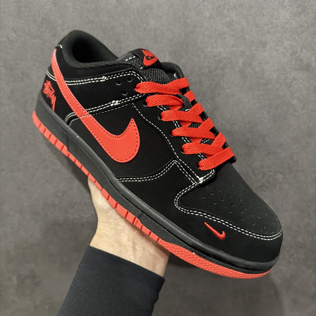 图片[3]-【定制版】Nike SB Dunk Low x Stussy 黑红小钩n纯原大厂出品 极力推荐n原装头层材料 独家版型蒸餾加工n帶來的是更好的视觉和脚感体验n大厂纯原品质出货 清洁度 电绣工艺皮料切割干净无任何毛边 细节完美 官方货号：KK1333 028 尺码：36 36.5 37.5 38 38.5 39 40 40.5 41 42 42.5 43 44 44.5 45  编码：HXS320340-莆田鞋批发中心