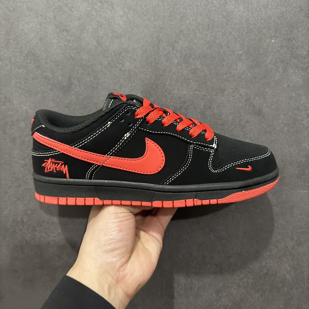 【定制版】Nike SB Dunk Low x Stussy 黑红小钩n纯原大厂出品 极力推荐n原装头层材料 独家版型蒸餾加工n帶來的是更好的视觉和脚感体验n大厂纯原品质出货 清洁度 电绣工艺皮料切割干净无任何毛边 细节完美 官方货号：KK1333 028 尺码：36 36.5 37.5 38 38.5 39 40 40.5 41 42 42.5 43 44 44.5 45  编码：HXS320340-莆田鞋批发中心