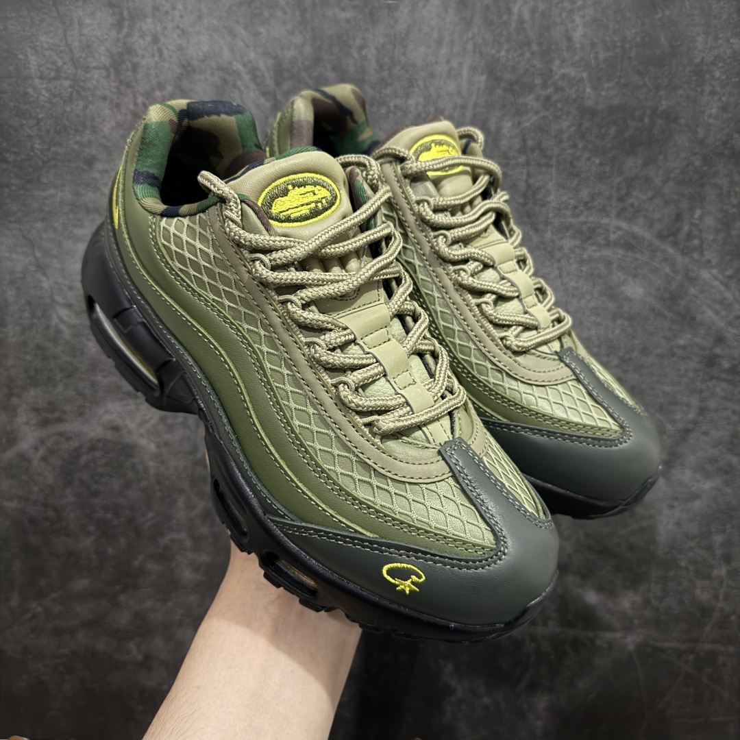 【XP纯原版】NK Air Max 95 复古减震气垫跑鞋 橄榄绿 FB2709-300 经典重温 大厂出品 品质稳定 原版开发 私模大底 原厂气垫区别市场版本 鞋款设计灵感源于人体构造 中底设计基于人体的脊柱构造 是整体设计的核心 尼龙孔眼代表了肋骨 而分层式面板和网眼象征着肌肉纤维和肉体组织 Air Max 95采用了两个独立的吹塑成型的Air-Sole单元 并首次在前掌使用可视化气垫设计 Swoosh logo夜当作一个 点符号放在了鞋子的后帮位置 20年的发展让 AIR MAX 95有了不同的故事 20年后再度面向世人的时候 焕然一新的面貌 让人有了另外一种清新脱俗的感觉 尺码：40 40.5 41 42 42.5 43 44 44.5 45 46 47.5-选品中心