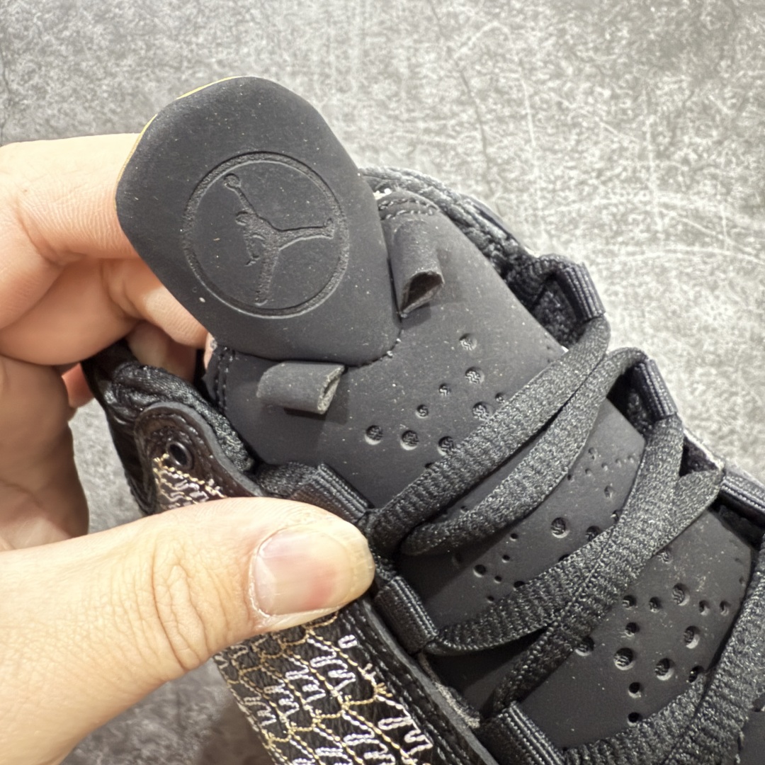 图片[5]-【外贸版】纯原外贸Air Jordan 23 Trophy Room Black 乔丹2代黑白金 853336-023 鞋身采用黑白红的配色方案，大面积的黑色皮革鞋身银色车线结合，带来奢华的质感以及震撼的视觉冲击，通过鞋身中部银色车线映出中底红色TPU包裹框架，加上鞋头延伸至鞋舌上白色斑点点缀，整体既吸睛又耐看；鞋舌上Jumpman Logo辅以雕刻呈现，鞋帮处采用编织织物，是整双鞋的亮点之一。 尺码：40 40.5 41 42 42.5 43 44 44.5 45 46 47.5-选品中心