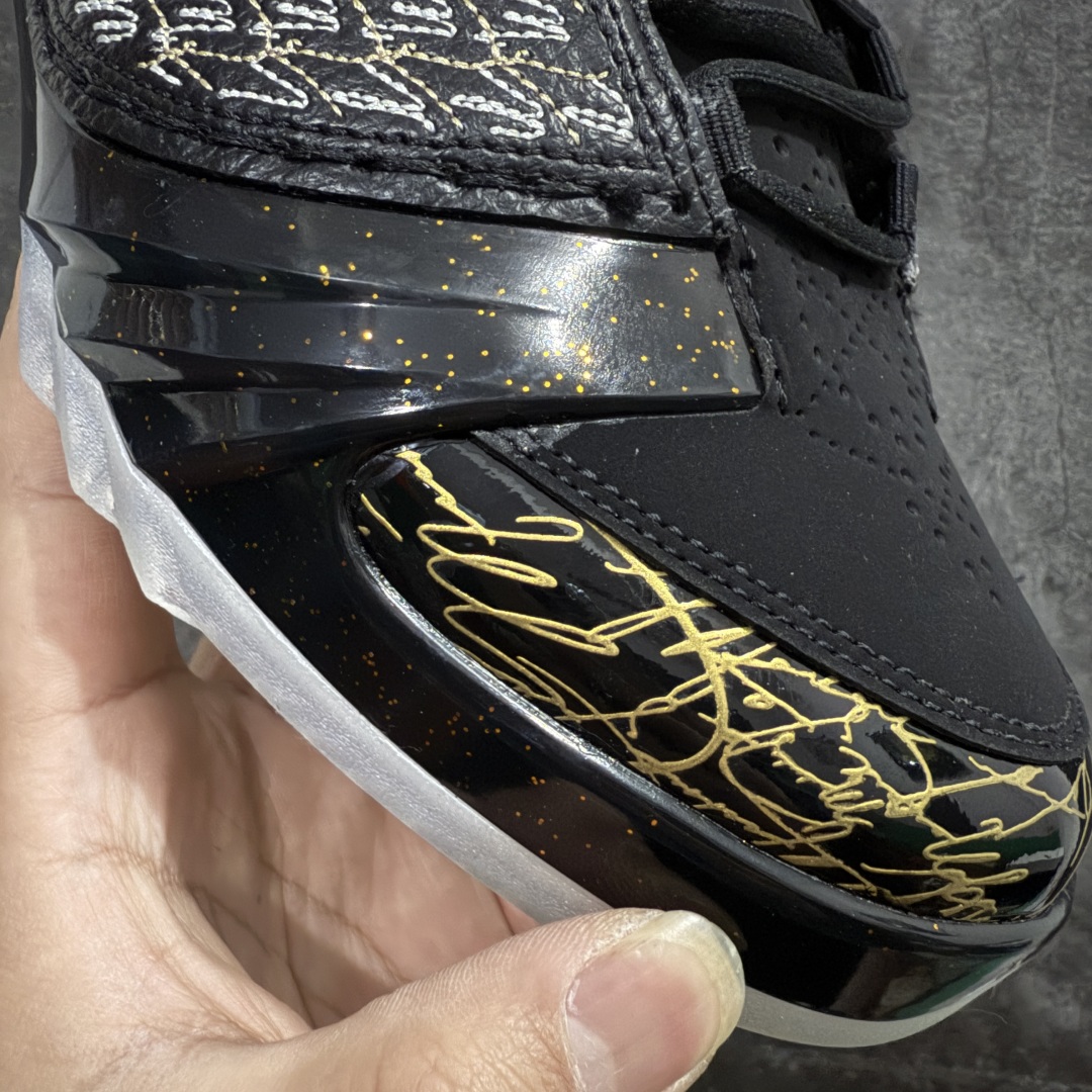 图片[4]-【外贸版】纯原外贸Air Jordan 23 Trophy Room Black 乔丹2代黑白金 853336-023 鞋身采用黑白红的配色方案，大面积的黑色皮革鞋身银色车线结合，带来奢华的质感以及震撼的视觉冲击，通过鞋身中部银色车线映出中底红色TPU包裹框架，加上鞋头延伸至鞋舌上白色斑点点缀，整体既吸睛又耐看；鞋舌上Jumpman Logo辅以雕刻呈现，鞋帮处采用编织织物，是整双鞋的亮点之一。 尺码：40 40.5 41 42 42.5 43 44 44.5 45 46 47.5-选品中心