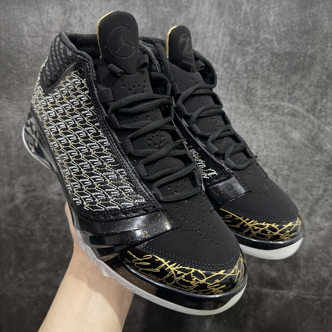 【外贸版】纯原外贸Air Jordan 23 Trophy Room Black 乔丹2代黑白金 853336-023 鞋身采用黑白红的配色方案，大面积的黑色皮革鞋身银色车线结合，带来奢华的质感以及震撼的视觉冲击，通过鞋身中部银色车线映出中底红色TPU包裹框架，加上鞋头延伸至鞋舌上白色斑点点缀，整体既吸睛又耐看；鞋舌上Jumpman Logo辅以雕刻呈现，鞋帮处采用编织织物，是整双鞋的亮点之一。 尺码：40 40.5 41 42 42.5 43 44 44.5 45 46 47.5-选品中心