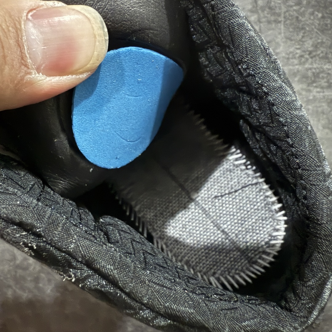 图片[9]-【外贸版】纯原外贸Air Jordan 23 Trophy Room Black 乔丹2代黑白金 853336-023 鞋身采用黑白红的配色方案，大面积的黑色皮革鞋身银色车线结合，带来奢华的质感以及震撼的视觉冲击，通过鞋身中部银色车线映出中底红色TPU包裹框架，加上鞋头延伸至鞋舌上白色斑点点缀，整体既吸睛又耐看；鞋舌上Jumpman Logo辅以雕刻呈现，鞋帮处采用编织织物，是整双鞋的亮点之一。 尺码：40 40.5 41 42 42.5 43 44 44.5 45 46 47.5-选品中心