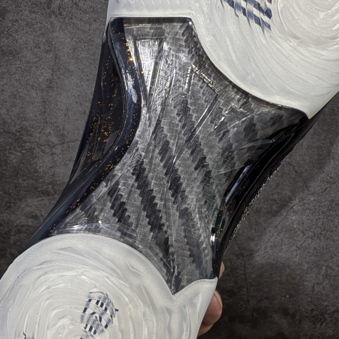 图片[6]-【外贸版】纯原外贸Air Jordan 23 Trophy Room Black 乔丹2代黑白金 853336-023 鞋身采用黑白红的配色方案，大面积的黑色皮革鞋身银色车线结合，带来奢华的质感以及震撼的视觉冲击，通过鞋身中部银色车线映出中底红色TPU包裹框架，加上鞋头延伸至鞋舌上白色斑点点缀，整体既吸睛又耐看；鞋舌上Jumpman Logo辅以雕刻呈现，鞋帮处采用编织织物，是整双鞋的亮点之一。 尺码：40 40.5 41 42 42.5 43 44 44.5 45 46 47.5-选品中心