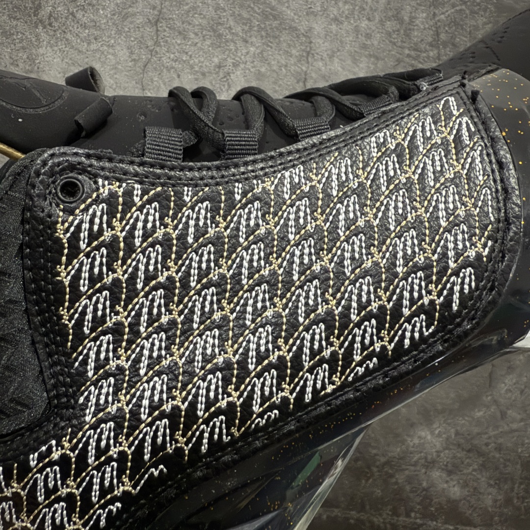 图片[3]-【外贸版】纯原外贸Air Jordan 23 Trophy Room Black 乔丹2代黑白金 853336-023 鞋身采用黑白红的配色方案，大面积的黑色皮革鞋身银色车线结合，带来奢华的质感以及震撼的视觉冲击，通过鞋身中部银色车线映出中底红色TPU包裹框架，加上鞋头延伸至鞋舌上白色斑点点缀，整体既吸睛又耐看；鞋舌上Jumpman Logo辅以雕刻呈现，鞋帮处采用编织织物，是整双鞋的亮点之一。 尺码：40 40.5 41 42 42.5 43 44 44.5 45 46 47.5-选品中心