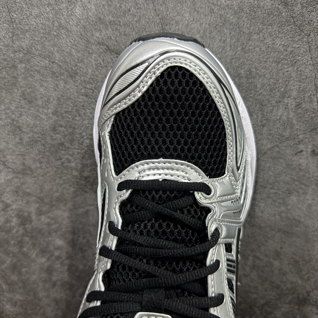 图片[5]-【HK纯原版】ASICS GEL-KAYANO 14 亚瑟士K14系列户外复古潮流百搭织物合成革缓震休闲跑步鞋 原装纸板楦头开发 独家私模五层组合大底 原厂定制缓震硅胶加持 原盒原配 官方四联吊牌 原装Ortholite轻量化鞋垫 设计师 Hidenori Yamashita 以「Flash」一词为灵感 创造出未来感金属色鞋面 改造升级内在性能 由内而外全面革新 为 GEL-KAYANO 家族传承及经典跑鞋文化的延续 创下里程碑式作品 K14跑鞋重新诠释了复古的跑步形状 并以其 2000 年代后期的美学理念重新铺装 银色与蓝色的鞋面极为高档 网面铺陈与鞋面、鞋头多处细节位增添了透气性 鞋后跟部中底上以及多密度耐磨鞋底增加了 GEL 缓震胶 提供高抗冲击性、缓冲性、可保护脚部免受地面冲击的影响 穿着舒适性十足 尺码：35.5 36 37 37.5 38 39 39.5 40.5 41.5 42 42.5 43.5 44 45-选品中心