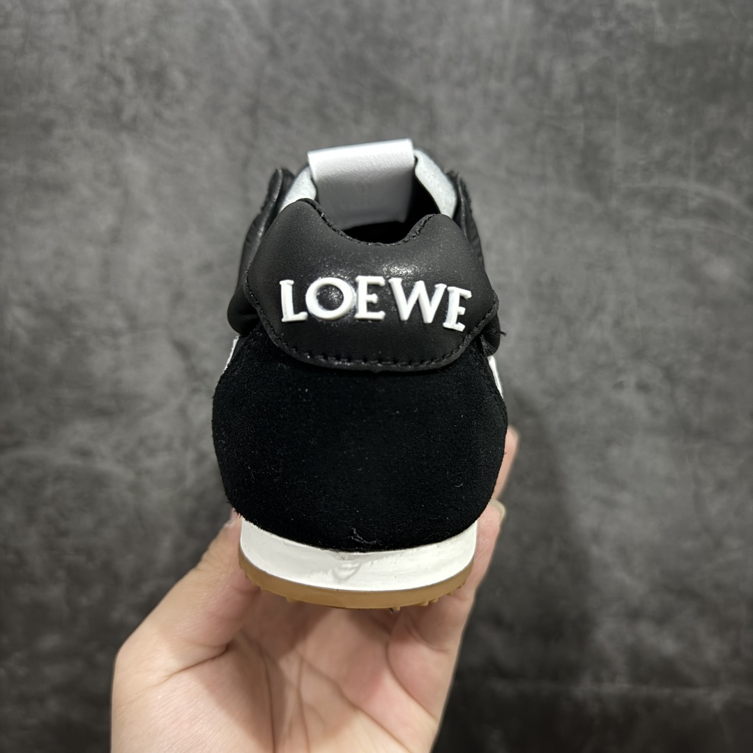 图片[4]-【YH纯原】罗意威LOEWE 2025 | Ballet Runner2.0 新款芭蕾舞鞋 超级棒 不对称鞋头造型，作为LOEWE的标志性设计 超柔软，轻便且灵活的鞋底，新的波浪纹理橡胶外底，延伸至鞋头，升级的柔软皮革内衬和鞋床，提供最大舒适感，后跟有3D注塑橡胶徽标，真皮和皮料混搭彰显复古风格 内增高拼色德训鞋 阿甘鞋 小白鞋 拼色拼接鞋面 非常高级隐藏式小内增高 脚后跟设计新颖 柔软舒适 会被评为年度最舒适的暴走鞋 如履平地 原版细节 鞋面由进口麂皮 牛皮 原版布拼接 牛皮垫脚 原版定制磨具组合大底 原盒包装 内娱明星杨幂等众多同款上脚 小红书 一系列素材图 极具爆款。 尺码 36-40-选品中心