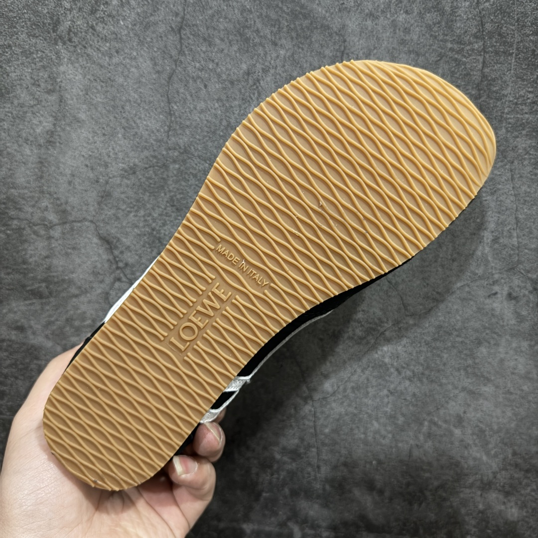 图片[9]-【YH纯原】罗意威LOEWE 2025 | Ballet Runner2.0 新款芭蕾舞鞋 超级棒 不对称鞋头造型，作为LOEWE的标志性设计 超柔软，轻便且灵活的鞋底，新的波浪纹理橡胶外底，延伸至鞋头，升级的柔软皮革内衬和鞋床，提供最大舒适感，后跟有3D注塑橡胶徽标，真皮和皮料混搭彰显复古风格 内增高拼色德训鞋 阿甘鞋 小白鞋 拼色拼接鞋面 非常高级隐藏式小内增高 脚后跟设计新颖 柔软舒适 会被评为年度最舒适的暴走鞋 如履平地 原版细节 鞋面由进口麂皮 牛皮 原版布拼接 牛皮垫脚 原版定制磨具组合大底 原盒包装 内娱明星杨幂等众多同款上脚 小红书 一系列素材图 极具爆款。 尺码 36-40-选品中心