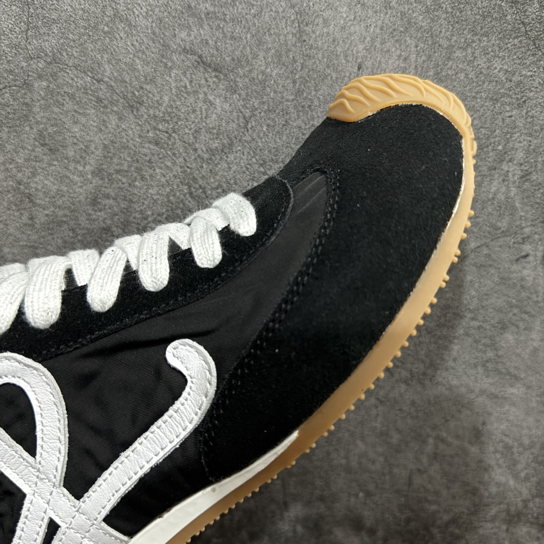 图片[6]-【YH纯原】罗意威LOEWE 2025 | Ballet Runner2.0 新款芭蕾舞鞋 超级棒 不对称鞋头造型，作为LOEWE的标志性设计 超柔软，轻便且灵活的鞋底，新的波浪纹理橡胶外底，延伸至鞋头，升级的柔软皮革内衬和鞋床，提供最大舒适感，后跟有3D注塑橡胶徽标，真皮和皮料混搭彰显复古风格 内增高拼色德训鞋 阿甘鞋 小白鞋 拼色拼接鞋面 非常高级隐藏式小内增高 脚后跟设计新颖 柔软舒适 会被评为年度最舒适的暴走鞋 如履平地 原版细节 鞋面由进口麂皮 牛皮 原版布拼接 牛皮垫脚 原版定制磨具组合大底 原盒包装 内娱明星杨幂等众多同款上脚 小红书 一系列素材图 极具爆款。 尺码 36-40-选品中心