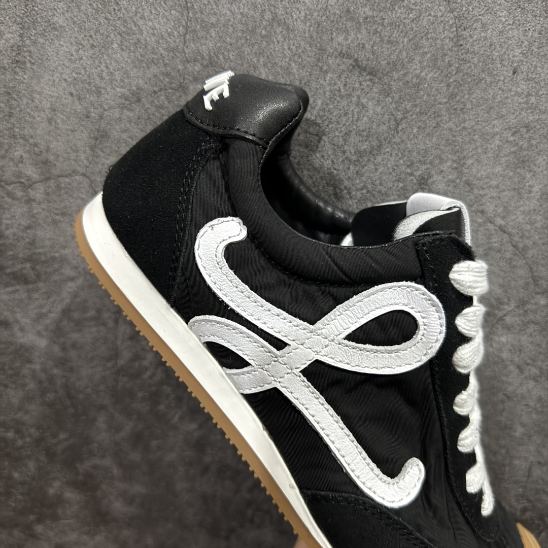 图片[7]-【YH纯原】罗意威LOEWE 2025 | Ballet Runner2.0 新款芭蕾舞鞋 超级棒 不对称鞋头造型，作为LOEWE的标志性设计 超柔软，轻便且灵活的鞋底，新的波浪纹理橡胶外底，延伸至鞋头，升级的柔软皮革内衬和鞋床，提供最大舒适感，后跟有3D注塑橡胶徽标，真皮和皮料混搭彰显复古风格 内增高拼色德训鞋 阿甘鞋 小白鞋 拼色拼接鞋面 非常高级隐藏式小内增高 脚后跟设计新颖 柔软舒适 会被评为年度最舒适的暴走鞋 如履平地 原版细节 鞋面由进口麂皮 牛皮 原版布拼接 牛皮垫脚 原版定制磨具组合大底 原盒包装 内娱明星杨幂等众多同款上脚 小红书 一系列素材图 极具爆款。 尺码 36-40-选品中心