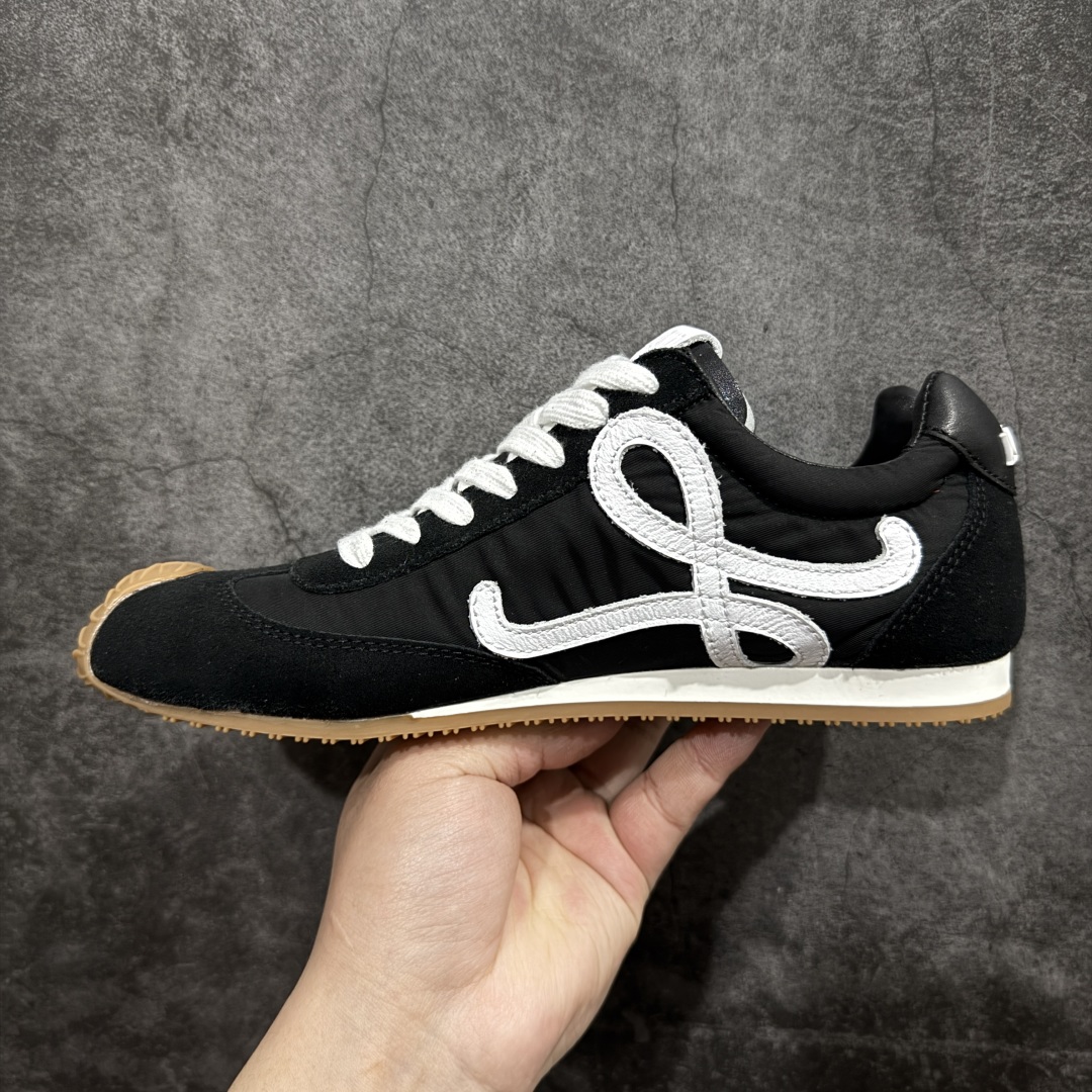 图片[2]-【YH纯原】罗意威LOEWE 2025 | Ballet Runner2.0 新款芭蕾舞鞋 超级棒 不对称鞋头造型，作为LOEWE的标志性设计 超柔软，轻便且灵活的鞋底，新的波浪纹理橡胶外底，延伸至鞋头，升级的柔软皮革内衬和鞋床，提供最大舒适感，后跟有3D注塑橡胶徽标，真皮和皮料混搭彰显复古风格 内增高拼色德训鞋 阿甘鞋 小白鞋 拼色拼接鞋面 非常高级隐藏式小内增高 脚后跟设计新颖 柔软舒适 会被评为年度最舒适的暴走鞋 如履平地 原版细节 鞋面由进口麂皮 牛皮 原版布拼接 牛皮垫脚 原版定制磨具组合大底 原盒包装 内娱明星杨幂等众多同款上脚 小红书 一系列素材图 极具爆款。 尺码 36-40-选品中心