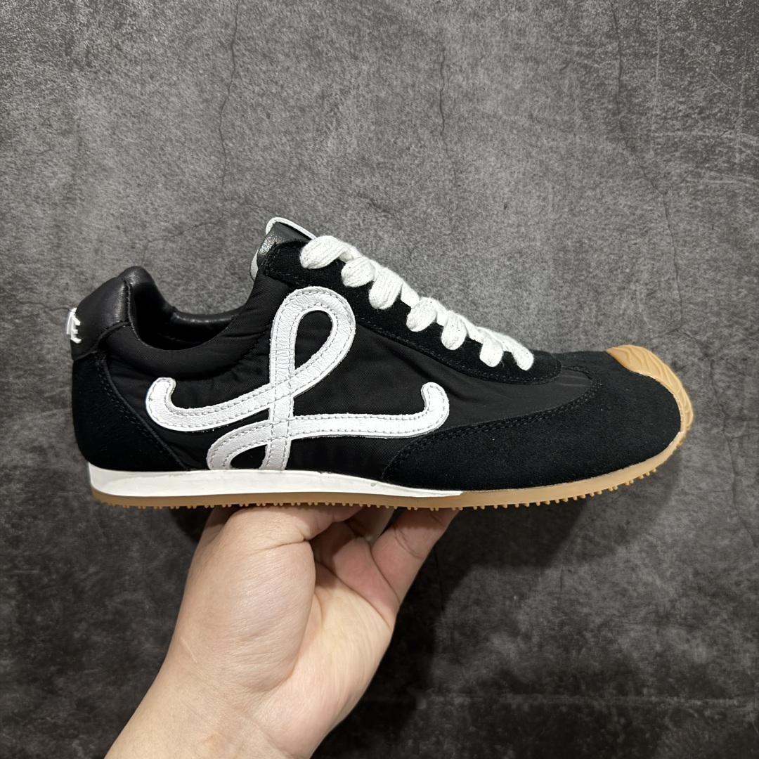 【YH纯原】罗意威LOEWE 2025 | Ballet Runner2.0 新款芭蕾舞鞋 超级棒 不对称鞋头造型,作为LOEWE的标志性设计 超柔软,轻便且灵活的鞋底,新的波浪纹理橡胶外底,延伸至鞋头,升级的柔软皮革内衬和鞋床,提供最大舒适感,后跟有3D注塑橡胶徽标,真皮和皮料混搭彰显复古风格 内增高拼色德训鞋 阿甘鞋 小白鞋 拼色拼接鞋面 非常高级隐藏式小内增高 脚后跟设计新颖 柔软舒适 会被评为年度最舒适的暴走鞋 如履平地 原版细节 鞋面由进口麂皮 牛皮 原版布拼接 牛皮垫脚 原版定制磨具组合大底 原盒包装 内娱明星杨幂等众多同款上脚 小红书 一系列素材图 极具爆款。 尺码 36-40-选品中心