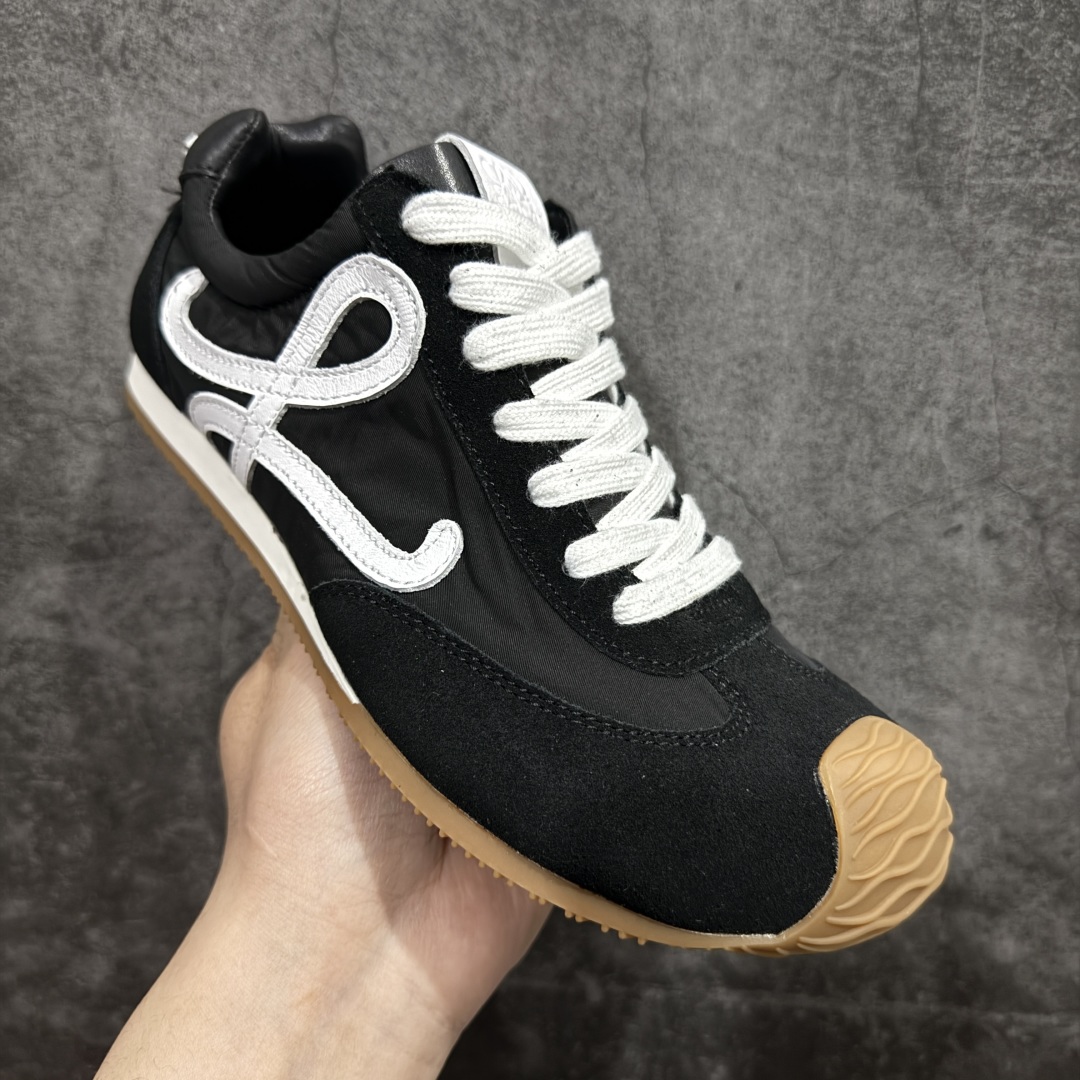 图片[3]-【YH纯原】罗意威LOEWE 2025 | Ballet Runner2.0 新款芭蕾舞鞋 超级棒 不对称鞋头造型，作为LOEWE的标志性设计 超柔软，轻便且灵活的鞋底，新的波浪纹理橡胶外底，延伸至鞋头，升级的柔软皮革内衬和鞋床，提供最大舒适感，后跟有3D注塑橡胶徽标，真皮和皮料混搭彰显复古风格 内增高拼色德训鞋 阿甘鞋 小白鞋 拼色拼接鞋面 非常高级隐藏式小内增高 脚后跟设计新颖 柔软舒适 会被评为年度最舒适的暴走鞋 如履平地 原版细节 鞋面由进口麂皮 牛皮 原版布拼接 牛皮垫脚 原版定制磨具组合大底 原盒包装 内娱明星杨幂等众多同款上脚 小红书 一系列素材图 极具爆款。 尺码 36-40-选品中心