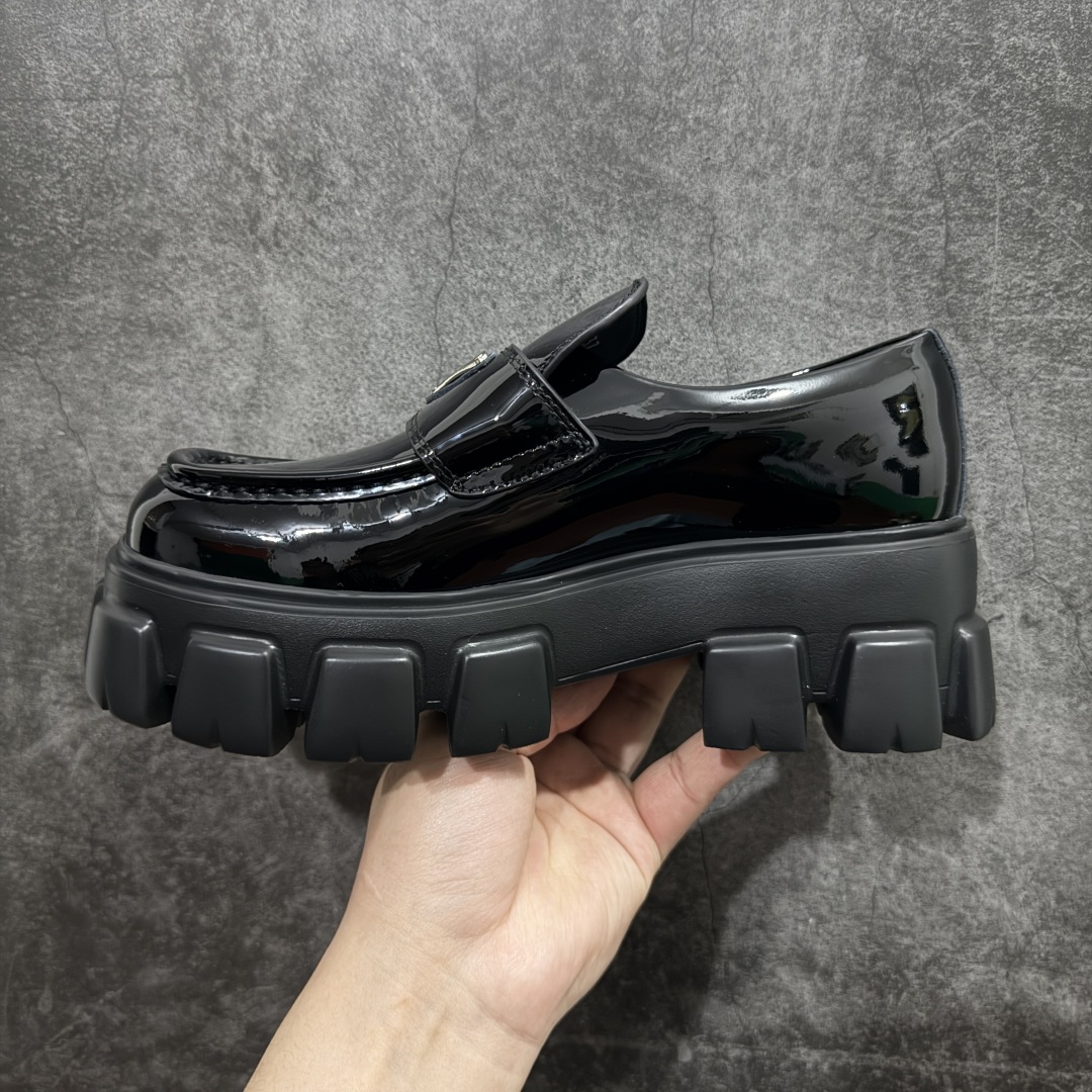 图片[2]-【LW顶级版】Prada Monolith 普拉达皮革女款乐福鞋 佛山大厂生产 品质无敌 质感拉满 市售最高品质 高端零售专供 原版开发打造 定制珐琅三角标 全套包装配件 开盒打开第一眼就知道是好货 无论日常通勤还是小场合都能穿出气场！ 鞋面漆皮、开边珠，内里水染小牛皮 鞋底为#橡胶发泡#橡胶发泡材质是发泡材质难度最高性能最好的材质 回弹力好 耐磨性价 上脚软软糯糯 风格简约大方，舒适轻便，小牛皮鞋面超级软触感亲肤而光滑，很显质感也很好打理，设计摆脱路人感，打破沉闷单调！真的超级清秀百搭！而且这款增高效果一绝，特别有英伦风但又不是太过于复古的也很符合都市年轻人的审美 尺码：35-36-37-38-39-选品中心