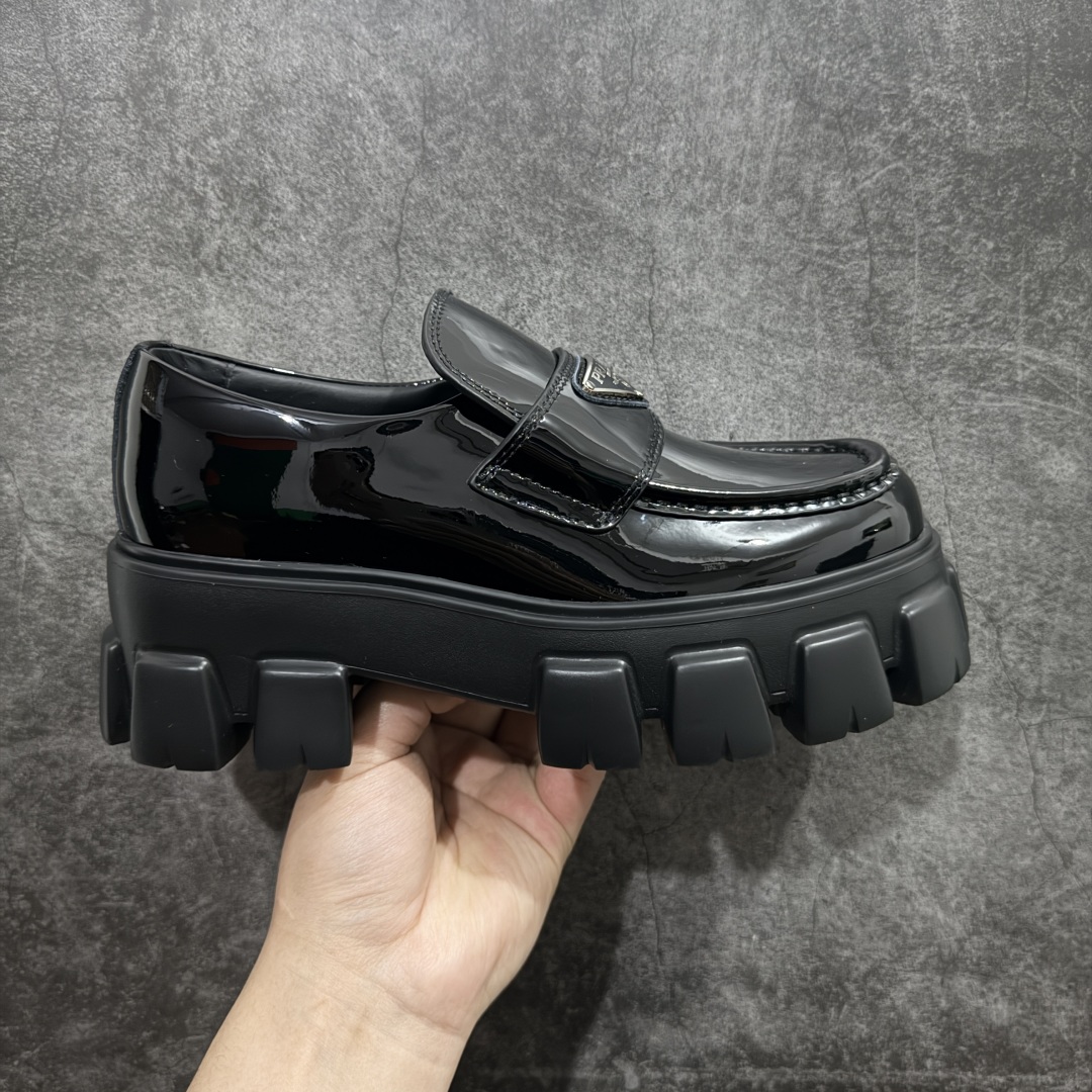 【LW顶级版】Prada Monolith 普拉达皮革女款乐福鞋 佛山大厂生产 品质无敌 质感拉满 市售最高品质 高端零售专供 原版开发打造 定制珐琅三角标 全套包装配件 开盒打开第一眼就知道是好货 无论日常通勤还是小场合都能穿出气场！ 鞋面漆皮、开边珠，内里水染小牛皮 鞋底为#橡胶发泡#橡胶发泡材质是发泡材质难度最高性能最好的材质 回弹力好 耐磨性价 上脚软软糯糯 风格简约大方，舒适轻便，小牛皮鞋面超级软触感亲肤而光滑，很显质感也很好打理，设计摆脱路人感，打破沉闷单调！真的超级清秀百搭！而且这款增高效果一绝，特别有英伦风但又不是太过于复古的也很符合都市年轻人的审美 尺码：35-36-37-38-39-选品中心