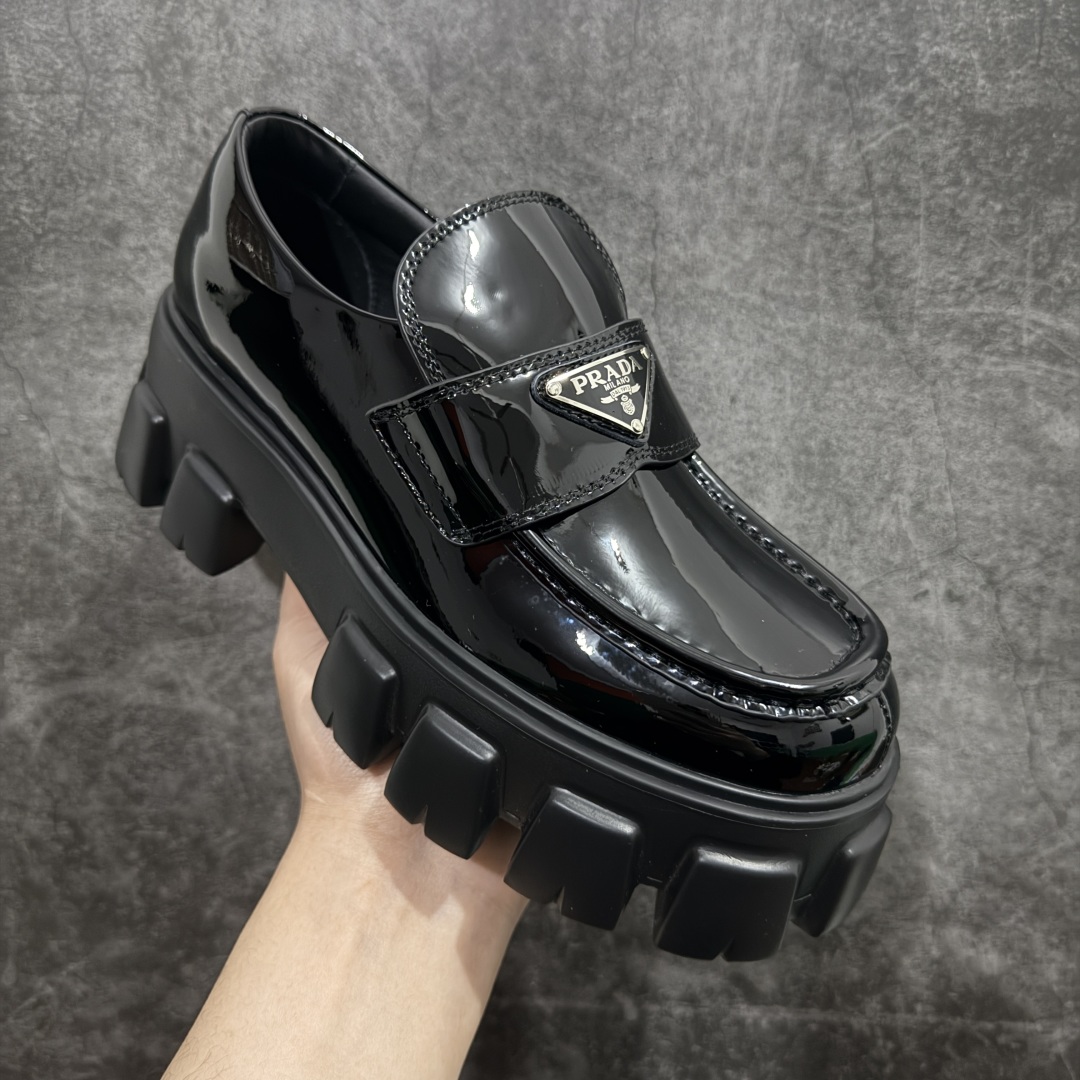 图片[3]-【LW顶级版】Prada Monolith 普拉达皮革女款乐福鞋 佛山大厂生产 品质无敌 质感拉满 市售最高品质 高端零售专供 原版开发打造 定制珐琅三角标 全套包装配件 开盒打开第一眼就知道是好货 无论日常通勤还是小场合都能穿出气场！ 鞋面漆皮、开边珠，内里水染小牛皮 鞋底为#橡胶发泡#橡胶发泡材质是发泡材质难度最高性能最好的材质 回弹力好 耐磨性价 上脚软软糯糯 风格简约大方，舒适轻便，小牛皮鞋面超级软触感亲肤而光滑，很显质感也很好打理，设计摆脱路人感，打破沉闷单调！真的超级清秀百搭！而且这款增高效果一绝，特别有英伦风但又不是太过于复古的也很符合都市年轻人的审美 尺码：35-36-37-38-39-选品中心