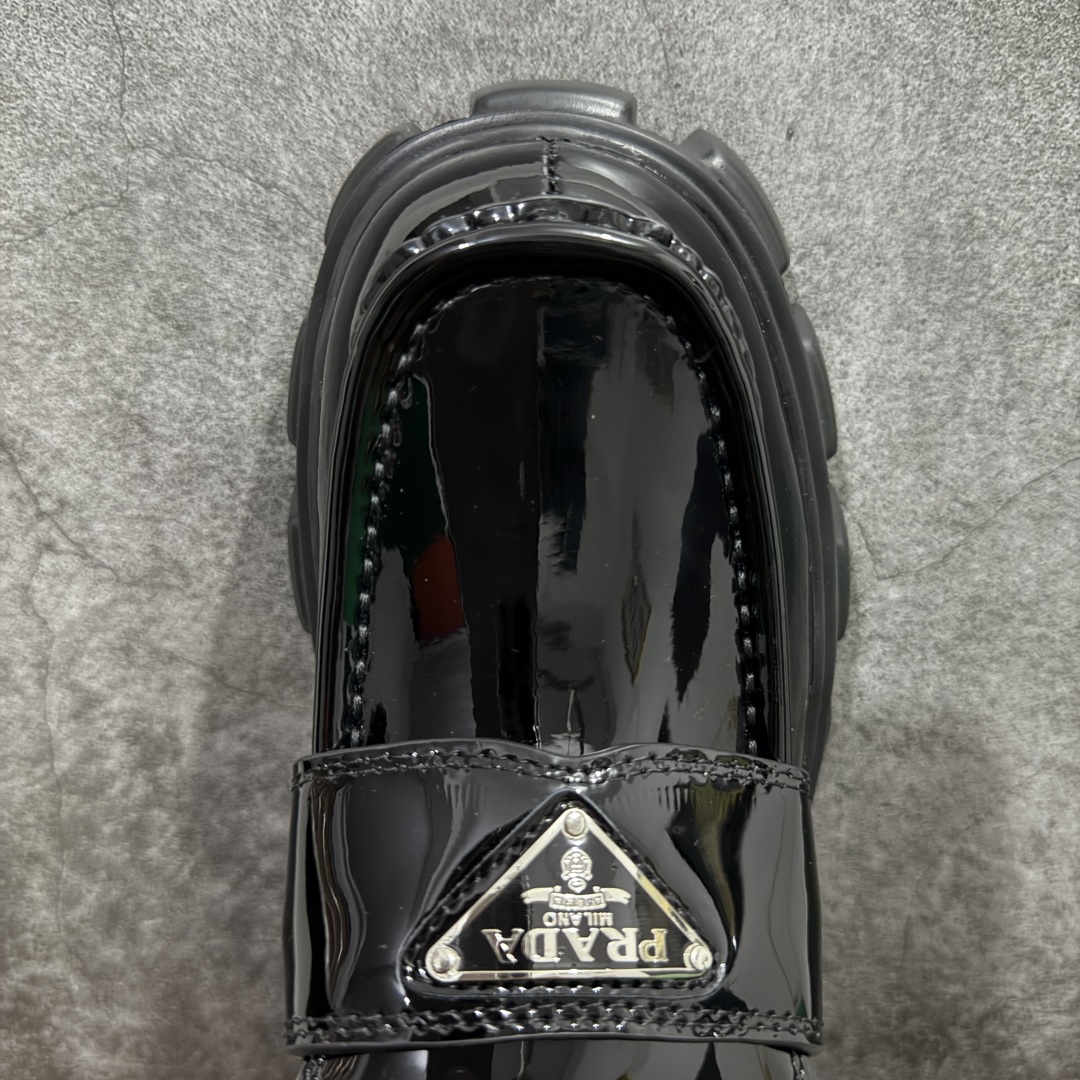 图片[5]-【LW顶级版】Prada Monolith 普拉达皮革女款乐福鞋 佛山大厂生产 品质无敌 质感拉满 市售最高品质 高端零售专供 原版开发打造 定制珐琅三角标 全套包装配件 开盒打开第一眼就知道是好货 无论日常通勤还是小场合都能穿出气场！ 鞋面漆皮、开边珠，内里水染小牛皮 鞋底为#橡胶发泡#橡胶发泡材质是发泡材质难度最高性能最好的材质 回弹力好 耐磨性价 上脚软软糯糯 风格简约大方，舒适轻便，小牛皮鞋面超级软触感亲肤而光滑，很显质感也很好打理，设计摆脱路人感，打破沉闷单调！真的超级清秀百搭！而且这款增高效果一绝，特别有英伦风但又不是太过于复古的也很符合都市年轻人的审美 尺码：35-36-37-38-39-选品中心