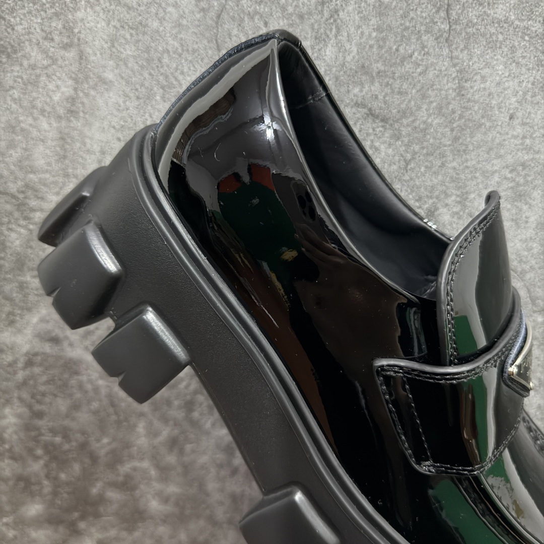 图片[7]-【LW顶级版】Prada Monolith 普拉达皮革女款乐福鞋 佛山大厂生产 品质无敌 质感拉满 市售最高品质 高端零售专供 原版开发打造 定制珐琅三角标 全套包装配件 开盒打开第一眼就知道是好货 无论日常通勤还是小场合都能穿出气场！ 鞋面漆皮、开边珠，内里水染小牛皮 鞋底为#橡胶发泡#橡胶发泡材质是发泡材质难度最高性能最好的材质 回弹力好 耐磨性价 上脚软软糯糯 风格简约大方，舒适轻便，小牛皮鞋面超级软触感亲肤而光滑，很显质感也很好打理，设计摆脱路人感，打破沉闷单调！真的超级清秀百搭！而且这款增高效果一绝，特别有英伦风但又不是太过于复古的也很符合都市年轻人的审美 尺码：35-36-37-38-39-选品中心