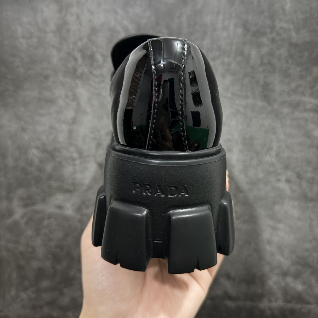 图片[4]-【LW顶级版】Prada Monolith 普拉达皮革女款乐福鞋 佛山大厂生产 品质无敌 质感拉满 市售最高品质 高端零售专供 原版开发打造 定制珐琅三角标 全套包装配件 开盒打开第一眼就知道是好货 无论日常通勤还是小场合都能穿出气场！ 鞋面漆皮、开边珠，内里水染小牛皮 鞋底为#橡胶发泡#橡胶发泡材质是发泡材质难度最高性能最好的材质 回弹力好 耐磨性价 上脚软软糯糯 风格简约大方，舒适轻便，小牛皮鞋面超级软触感亲肤而光滑，很显质感也很好打理，设计摆脱路人感，打破沉闷单调！真的超级清秀百搭！而且这款增高效果一绝，特别有英伦风但又不是太过于复古的也很符合都市年轻人的审美 尺码：35-36-37-38-39-选品中心
