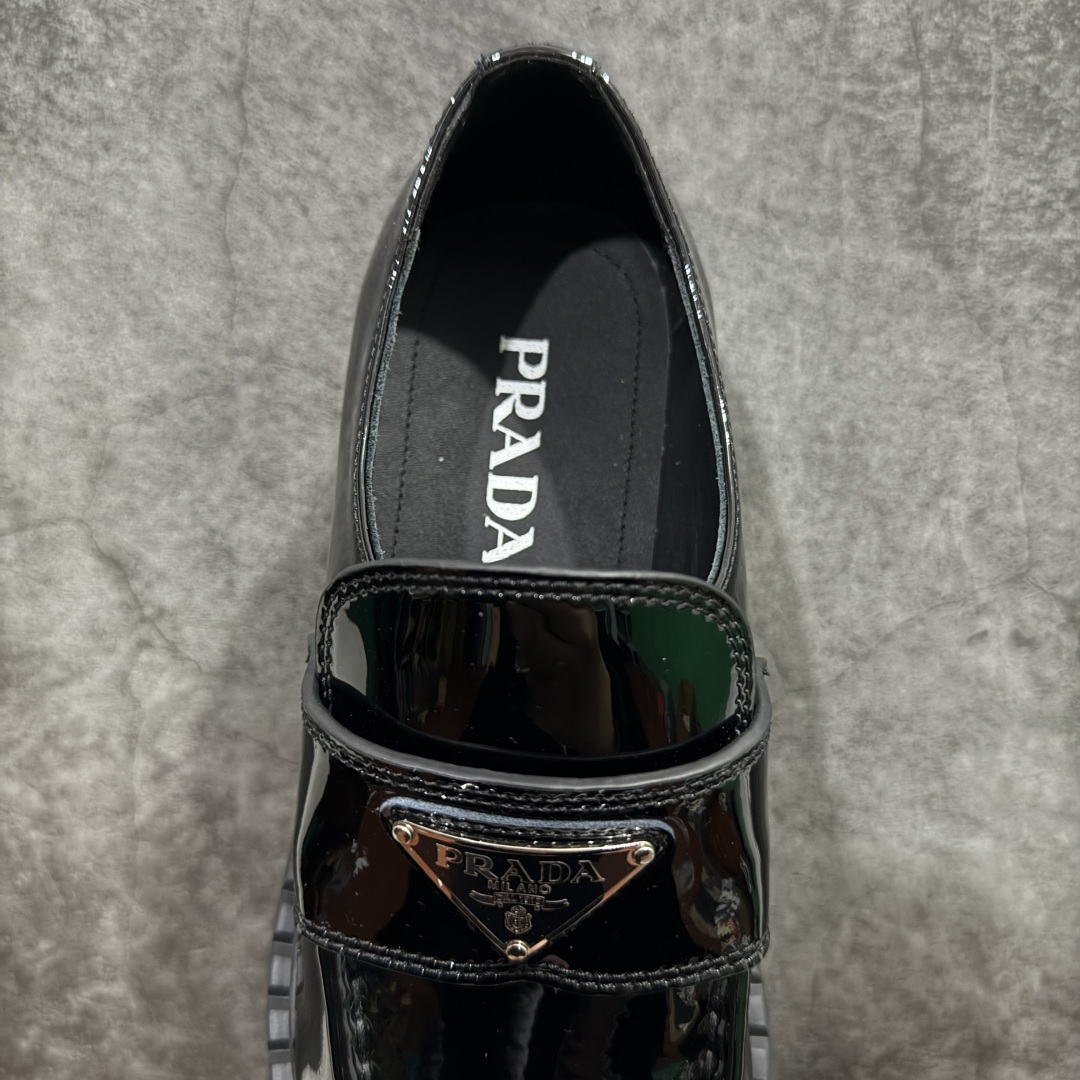 图片[8]-【LW顶级版】Prada 普拉达漆皮女款乐福鞋 东莞大厂生产 品质无敌 质感拉满 市售最高品质 高端零售专供 原版开发打造 定制珐琅三角标 全套包装配件 开盒打开第一眼就知道是好货 无论日常通勤还是小场合都能穿出气场！ 鞋面漆皮、开边珠，内里水染小牛皮 鞋底为#橡胶发泡#橡胶发泡材质是发泡材质难度最高性能最好的材质 回弹力好 耐磨性价 上脚软软糯糯 风格简约大方，舒适轻便，小牛皮鞋面超级软触感亲肤而光滑，很显质感也很好打理，设计摆脱路人感，打破沉闷单调！真的超级清秀百搭！而且这款增高效果一绝，特别有英伦风但又不是太过于复古的也很符合都市年轻人的审美 尺码：35-36-37-38-39-选品中心