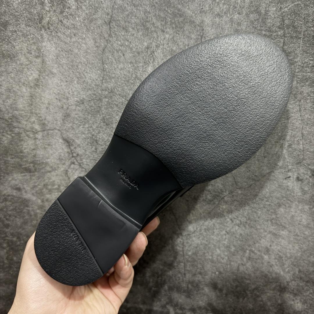 图片[9]-【LW顶级版】Prada 普拉达漆皮女款乐福鞋 东莞大厂生产 品质无敌 质感拉满 市售最高品质 高端零售专供 原版开发打造 定制珐琅三角标 全套包装配件 开盒打开第一眼就知道是好货 无论日常通勤还是小场合都能穿出气场！ 鞋面漆皮、开边珠，内里水染小牛皮 鞋底为#橡胶发泡#橡胶发泡材质是发泡材质难度最高性能最好的材质 回弹力好 耐磨性价 上脚软软糯糯 风格简约大方，舒适轻便，小牛皮鞋面超级软触感亲肤而光滑，很显质感也很好打理，设计摆脱路人感，打破沉闷单调！真的超级清秀百搭！而且这款增高效果一绝，特别有英伦风但又不是太过于复古的也很符合都市年轻人的审美 尺码：35-36-37-38-39-选品中心