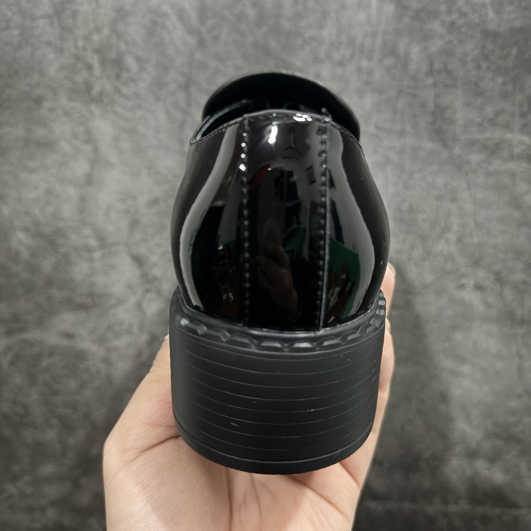 图片[4]-【LW顶级版】Prada 普拉达漆皮女款乐福鞋 东莞大厂生产 品质无敌 质感拉满 市售最高品质 高端零售专供 原版开发打造 定制珐琅三角标 全套包装配件 开盒打开第一眼就知道是好货 无论日常通勤还是小场合都能穿出气场！ 鞋面漆皮、开边珠，内里水染小牛皮 鞋底为#橡胶发泡#橡胶发泡材质是发泡材质难度最高性能最好的材质 回弹力好 耐磨性价 上脚软软糯糯 风格简约大方，舒适轻便，小牛皮鞋面超级软触感亲肤而光滑，很显质感也很好打理，设计摆脱路人感，打破沉闷单调！真的超级清秀百搭！而且这款增高效果一绝，特别有英伦风但又不是太过于复古的也很符合都市年轻人的审美 尺码：35-36-37-38-39-选品中心