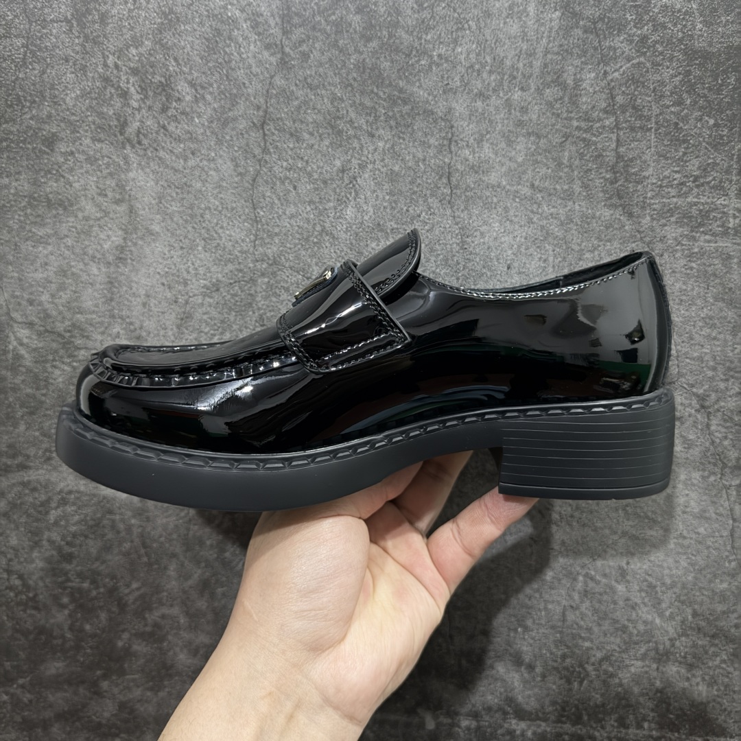 图片[2]-【LW顶级版】Prada 普拉达漆皮女款乐福鞋 东莞大厂生产 品质无敌 质感拉满 市售最高品质 高端零售专供 原版开发打造 定制珐琅三角标 全套包装配件 开盒打开第一眼就知道是好货 无论日常通勤还是小场合都能穿出气场！ 鞋面漆皮、开边珠，内里水染小牛皮 鞋底为#橡胶发泡#橡胶发泡材质是发泡材质难度最高性能最好的材质 回弹力好 耐磨性价 上脚软软糯糯 风格简约大方，舒适轻便，小牛皮鞋面超级软触感亲肤而光滑，很显质感也很好打理，设计摆脱路人感，打破沉闷单调！真的超级清秀百搭！而且这款增高效果一绝，特别有英伦风但又不是太过于复古的也很符合都市年轻人的审美 尺码：35-36-37-38-39-选品中心