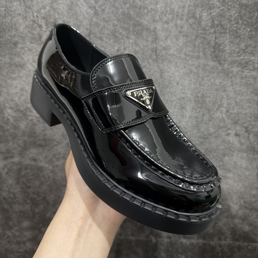 图片[3]-【LW顶级版】Prada 普拉达漆皮女款乐福鞋 东莞大厂生产 品质无敌 质感拉满 市售最高品质 高端零售专供 原版开发打造 定制珐琅三角标 全套包装配件 开盒打开第一眼就知道是好货 无论日常通勤还是小场合都能穿出气场！ 鞋面漆皮、开边珠，内里水染小牛皮 鞋底为#橡胶发泡#橡胶发泡材质是发泡材质难度最高性能最好的材质 回弹力好 耐磨性价 上脚软软糯糯 风格简约大方，舒适轻便，小牛皮鞋面超级软触感亲肤而光滑，很显质感也很好打理，设计摆脱路人感，打破沉闷单调！真的超级清秀百搭！而且这款增高效果一绝，特别有英伦风但又不是太过于复古的也很符合都市年轻人的审美 尺码：35-36-37-38-39-选品中心
