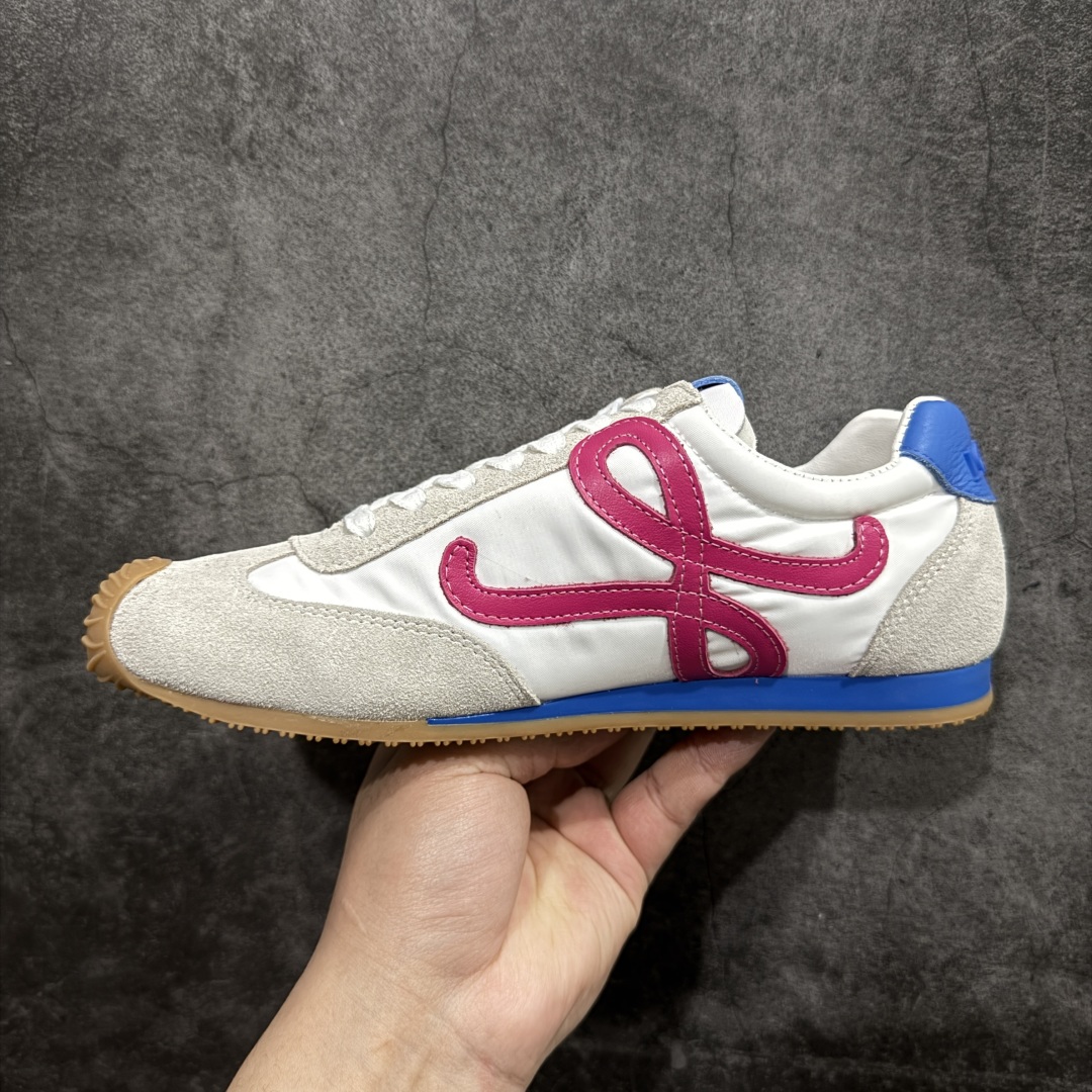 图片[2]-【广东纯原双层礼盒版】罗意威LOEWE 2025 | Ballet Runner2.0 新款芭蕾舞鞋 超级棒 不对称鞋头造型，作为LOEWE的标志性设计 超柔软，轻便且灵活的鞋底，新的波浪纹理橡胶外底，延伸至鞋头，升级的柔软皮革内衬和鞋床，提供最大舒适感，后跟有3D注塑橡胶徽标，真皮和皮料混搭彰显复古风格 内增高拼色德训鞋 阿甘鞋 小白鞋 拼色拼接鞋面 非常高级隐藏式小内增高 脚后跟设计新颖 柔软舒适 会被评为年度最舒适的暴走鞋 如履平地 原版细节 鞋面由进口麂皮 牛皮 原版布拼接 牛皮垫脚 原版定制磨具组合大底 原盒包装 ms内娱明星杨幂等众多同款上脚 小红书 一系列素材图 极具爆款。 尺码 35-39-选品中心