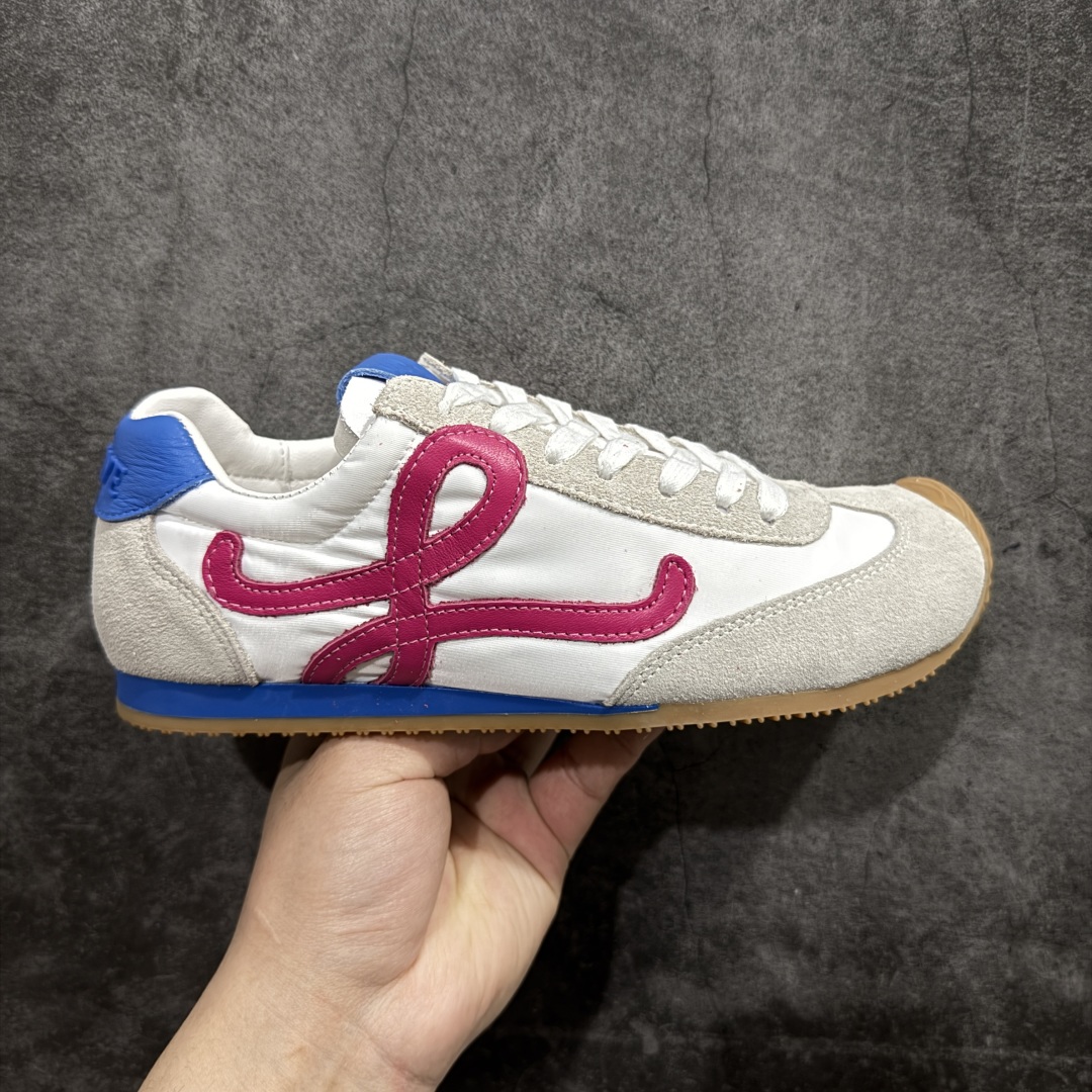 【广东纯原双层礼盒版】罗意威LOEWE 2025 | Ballet Runner2.0 新款芭蕾舞鞋 超级棒 不对称鞋头造型,作为LOEWE的标志性设计 超柔软,轻便且灵活的鞋底,新的波浪纹理橡胶外底,延伸至鞋头,升级的柔软皮革内衬和鞋床,提供最大舒适感,后跟有3D注塑橡胶徽标,真皮和皮料混搭彰显复古风格 内增高拼色德训鞋 阿甘鞋 小白鞋 拼色拼接鞋面 非常高级隐藏式小内增高 脚后跟设计新颖 柔软舒适 会被评为年度最舒适的暴走鞋 如履平地 原版细节 鞋面由进口麂皮 牛皮 原版布拼接 牛皮垫脚 原版定制磨具组合大底 原盒包装 ms内娱明星杨幂等众多同款上脚 小红书 一系列素材图 极具爆款。 尺码 35-39-选品中心