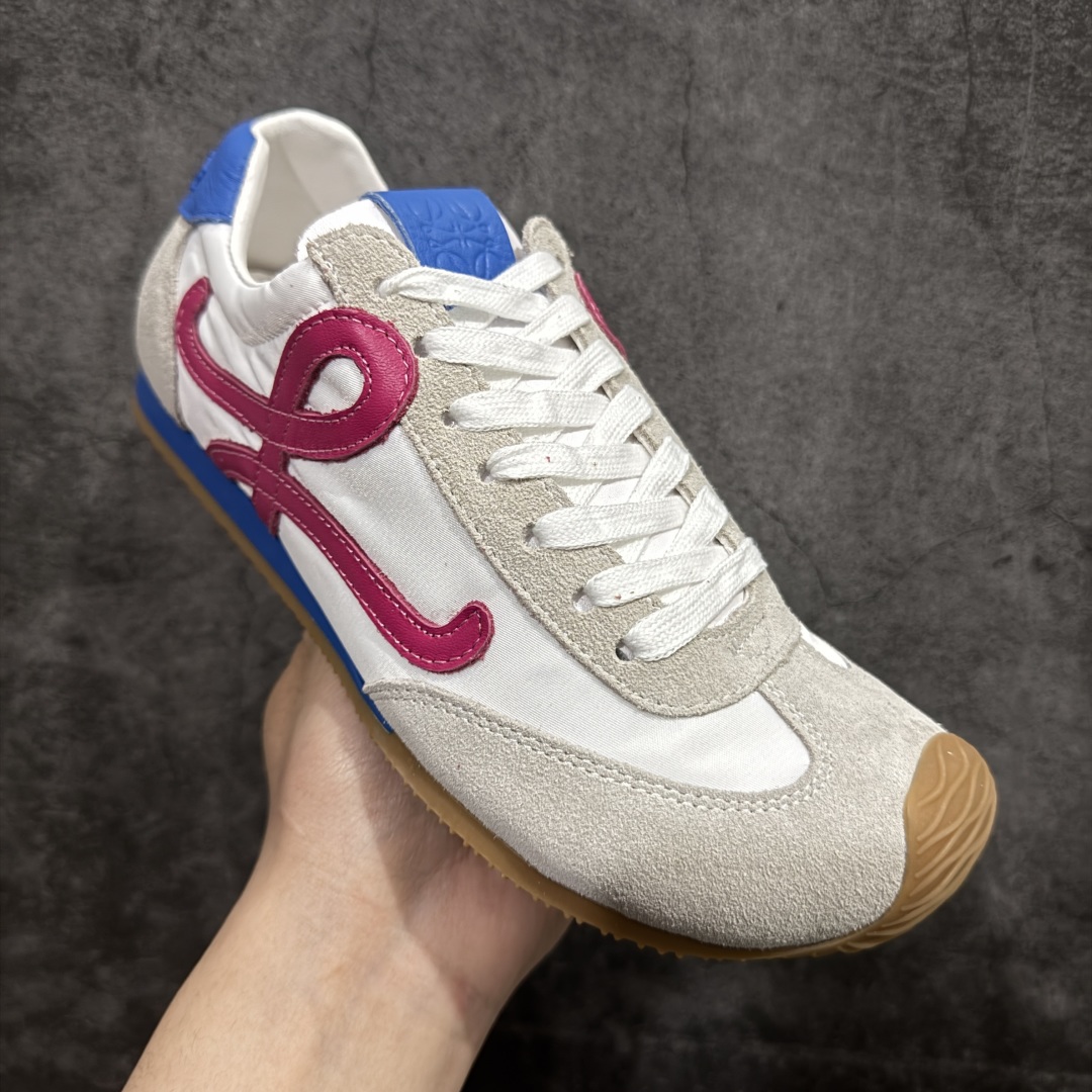 图片[3]-【广东纯原双层礼盒版】罗意威LOEWE 2025 | Ballet Runner2.0 新款芭蕾舞鞋 超级棒 不对称鞋头造型，作为LOEWE的标志性设计 超柔软，轻便且灵活的鞋底，新的波浪纹理橡胶外底，延伸至鞋头，升级的柔软皮革内衬和鞋床，提供最大舒适感，后跟有3D注塑橡胶徽标，真皮和皮料混搭彰显复古风格 内增高拼色德训鞋 阿甘鞋 小白鞋 拼色拼接鞋面 非常高级隐藏式小内增高 脚后跟设计新颖 柔软舒适 会被评为年度最舒适的暴走鞋 如履平地 原版细节 鞋面由进口麂皮 牛皮 原版布拼接 牛皮垫脚 原版定制磨具组合大底 原盒包装 ms内娱明星杨幂等众多同款上脚 小红书 一系列素材图 极具爆款。 尺码 35-39-选品中心