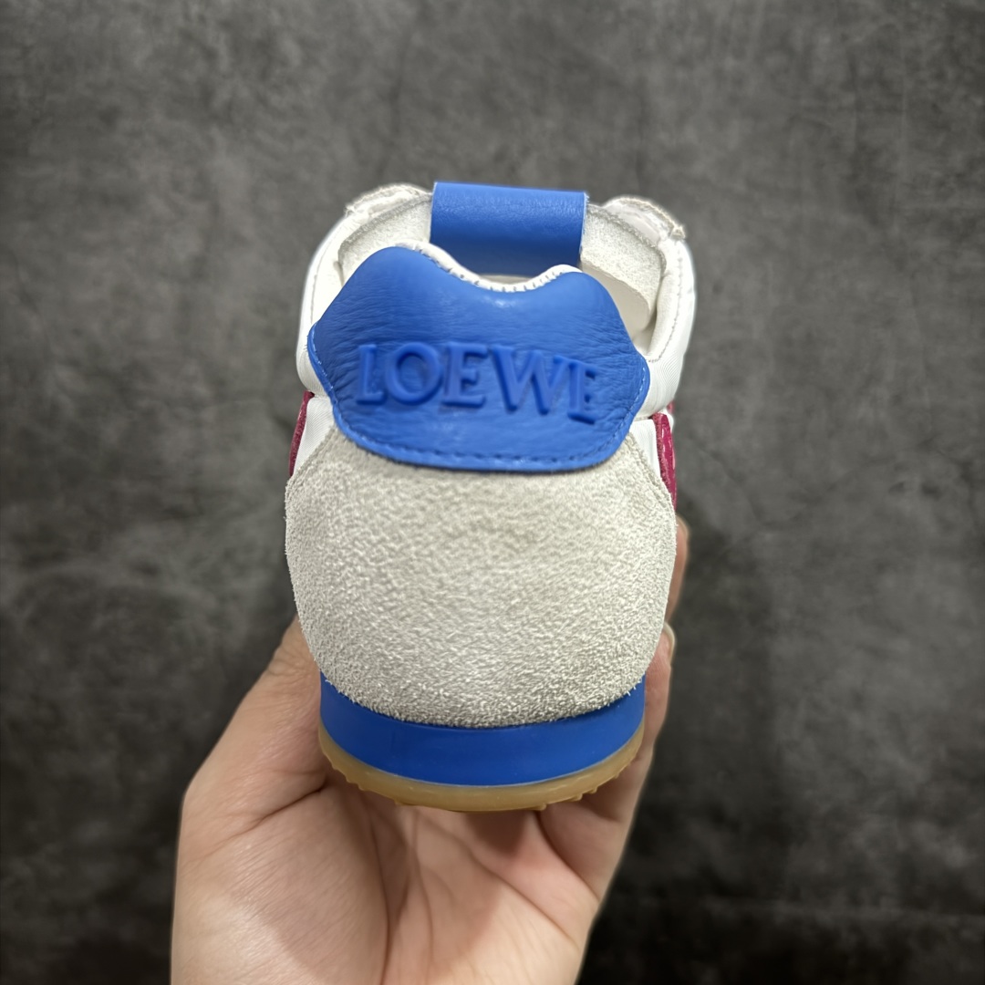 图片[4]-【广东纯原双层礼盒版】罗意威LOEWE 2025 | Ballet Runner2.0 新款芭蕾舞鞋 超级棒 不对称鞋头造型，作为LOEWE的标志性设计 超柔软，轻便且灵活的鞋底，新的波浪纹理橡胶外底，延伸至鞋头，升级的柔软皮革内衬和鞋床，提供最大舒适感，后跟有3D注塑橡胶徽标，真皮和皮料混搭彰显复古风格 内增高拼色德训鞋 阿甘鞋 小白鞋 拼色拼接鞋面 非常高级隐藏式小内增高 脚后跟设计新颖 柔软舒适 会被评为年度最舒适的暴走鞋 如履平地 原版细节 鞋面由进口麂皮 牛皮 原版布拼接 牛皮垫脚 原版定制磨具组合大底 原盒包装 ms内娱明星杨幂等众多同款上脚 小红书 一系列素材图 极具爆款。 尺码 35-39-选品中心