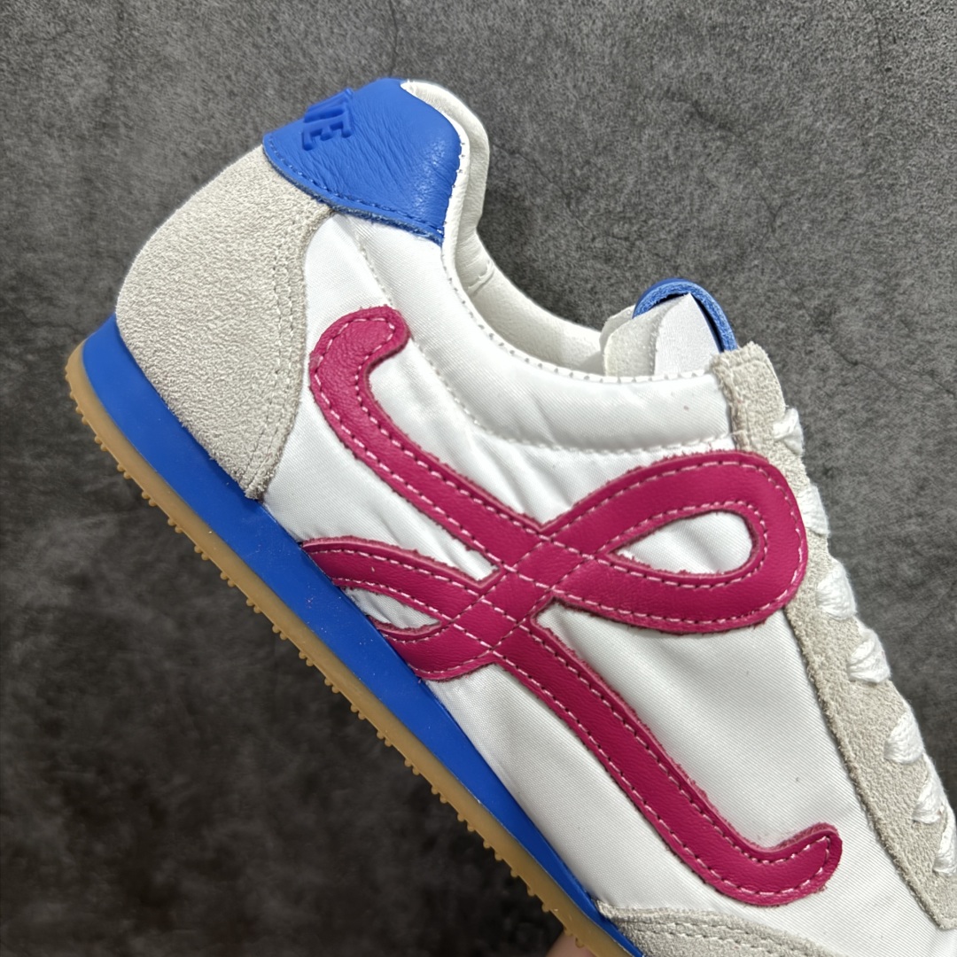 图片[7]-【广东纯原双层礼盒版】罗意威LOEWE 2025 | Ballet Runner2.0 新款芭蕾舞鞋 超级棒 不对称鞋头造型，作为LOEWE的标志性设计 超柔软，轻便且灵活的鞋底，新的波浪纹理橡胶外底，延伸至鞋头，升级的柔软皮革内衬和鞋床，提供最大舒适感，后跟有3D注塑橡胶徽标，真皮和皮料混搭彰显复古风格 内增高拼色德训鞋 阿甘鞋 小白鞋 拼色拼接鞋面 非常高级隐藏式小内增高 脚后跟设计新颖 柔软舒适 会被评为年度最舒适的暴走鞋 如履平地 原版细节 鞋面由进口麂皮 牛皮 原版布拼接 牛皮垫脚 原版定制磨具组合大底 原盒包装 ms内娱明星杨幂等众多同款上脚 小红书 一系列素材图 极具爆款。 尺码 35-39-选品中心