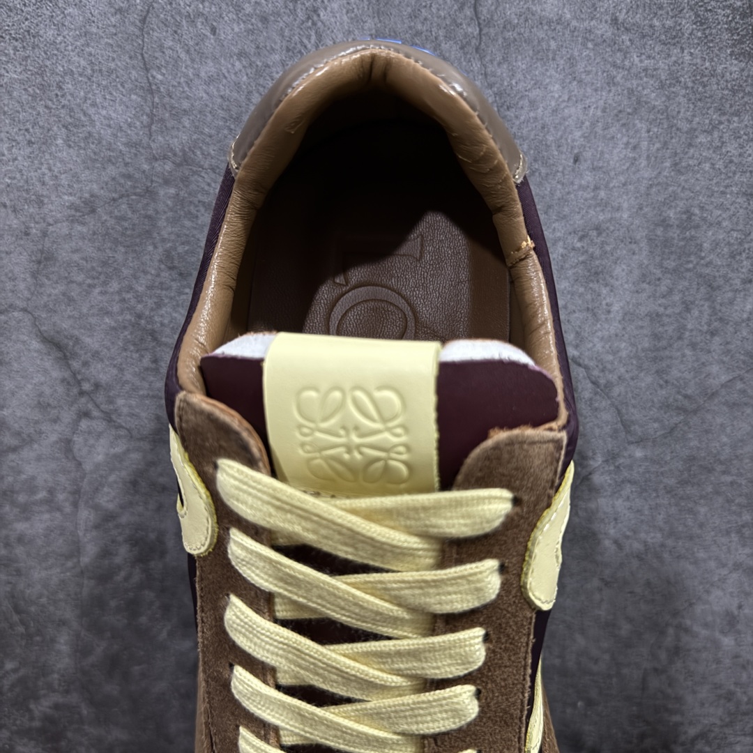 图片[8]-【广东纯原双层礼盒版】罗意威LOEWE 2025 | Ballet Runner2.0 新款芭蕾舞鞋 超级棒 不对称鞋头造型，作为LOEWE的标志性设计 超柔软，轻便且灵活的鞋底，新的波浪纹理橡胶外底，延伸至鞋头，升级的柔软皮革内衬和鞋床，提供最大舒适感，后跟有3D注塑橡胶徽标，真皮和皮料混搭彰显复古风格 内增高拼色德训鞋 阿甘鞋 小白鞋 拼色拼接鞋面 非常高级隐藏式小内增高 脚后跟设计新颖 柔软舒适 会被评为年度最舒适的暴走鞋 如履平地 原版细节 鞋面由进口麂皮 牛皮 原版布拼接 牛皮垫脚 原版定制磨具组合大底 原盒包装 ms内娱明星杨幂等众多同款上脚 小红书 一系列素材图 极具爆款。 尺码 35-39-选品中心