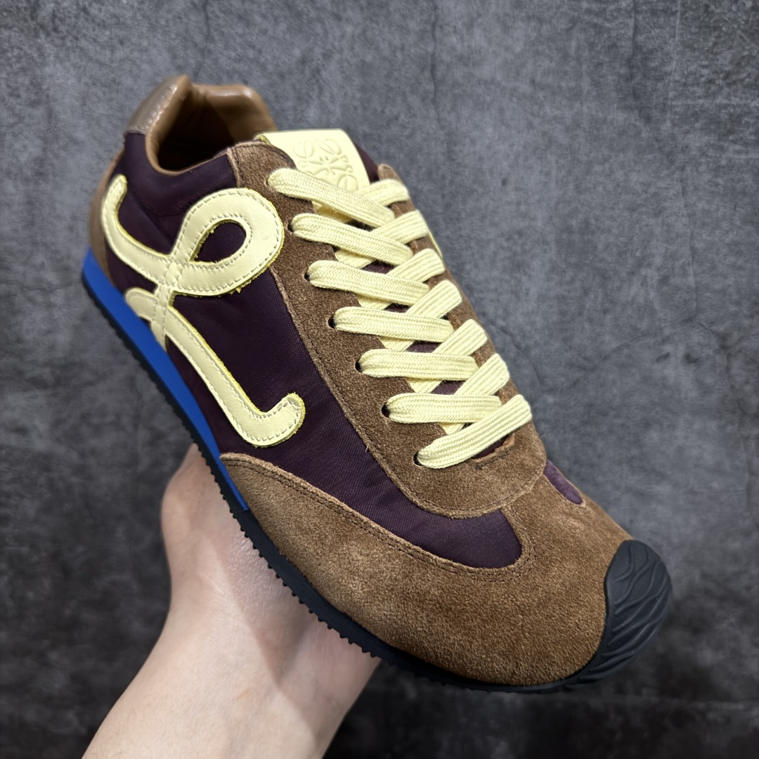 图片[3]-【广东纯原双层礼盒版】罗意威LOEWE 2025 | Ballet Runner2.0 新款芭蕾舞鞋 超级棒 不对称鞋头造型，作为LOEWE的标志性设计 超柔软，轻便且灵活的鞋底，新的波浪纹理橡胶外底，延伸至鞋头，升级的柔软皮革内衬和鞋床，提供最大舒适感，后跟有3D注塑橡胶徽标，真皮和皮料混搭彰显复古风格 内增高拼色德训鞋 阿甘鞋 小白鞋 拼色拼接鞋面 非常高级隐藏式小内增高 脚后跟设计新颖 柔软舒适 会被评为年度最舒适的暴走鞋 如履平地 原版细节 鞋面由进口麂皮 牛皮 原版布拼接 牛皮垫脚 原版定制磨具组合大底 原盒包装 ms内娱明星杨幂等众多同款上脚 小红书 一系列素材图 极具爆款。 尺码 35-39-选品中心