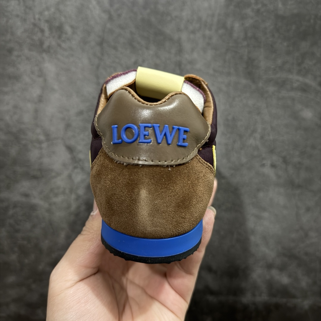 图片[4]-【广东纯原双层礼盒版】罗意威LOEWE 2025 | Ballet Runner2.0 新款芭蕾舞鞋 超级棒 不对称鞋头造型，作为LOEWE的标志性设计 超柔软，轻便且灵活的鞋底，新的波浪纹理橡胶外底，延伸至鞋头，升级的柔软皮革内衬和鞋床，提供最大舒适感，后跟有3D注塑橡胶徽标，真皮和皮料混搭彰显复古风格 内增高拼色德训鞋 阿甘鞋 小白鞋 拼色拼接鞋面 非常高级隐藏式小内增高 脚后跟设计新颖 柔软舒适 会被评为年度最舒适的暴走鞋 如履平地 原版细节 鞋面由进口麂皮 牛皮 原版布拼接 牛皮垫脚 原版定制磨具组合大底 原盒包装 ms内娱明星杨幂等众多同款上脚 小红书 一系列素材图 极具爆款。 尺码 35-39-选品中心