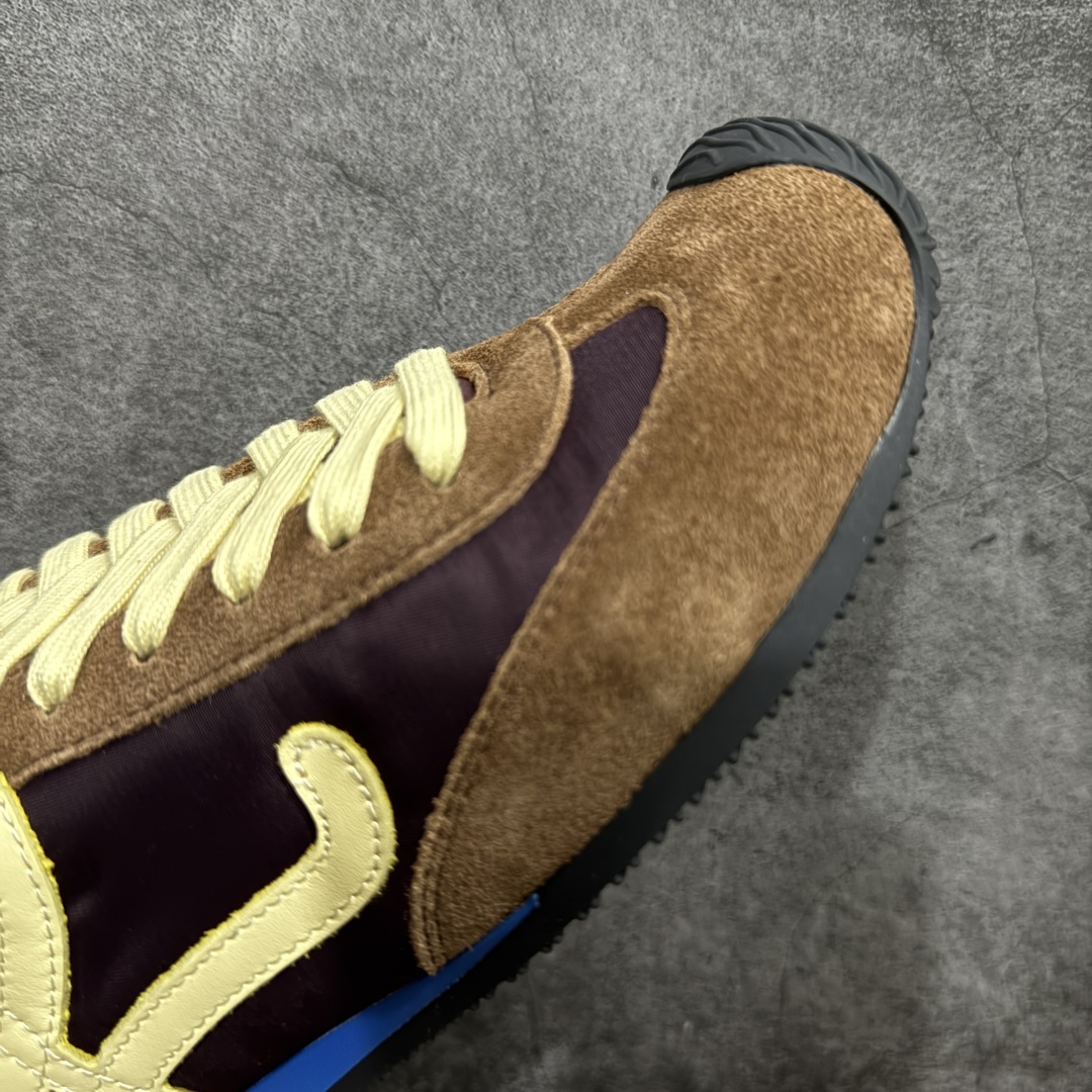 图片[6]-【广东纯原双层礼盒版】罗意威LOEWE 2025 | Ballet Runner2.0 新款芭蕾舞鞋 超级棒 不对称鞋头造型，作为LOEWE的标志性设计 超柔软，轻便且灵活的鞋底，新的波浪纹理橡胶外底，延伸至鞋头，升级的柔软皮革内衬和鞋床，提供最大舒适感，后跟有3D注塑橡胶徽标，真皮和皮料混搭彰显复古风格 内增高拼色德训鞋 阿甘鞋 小白鞋 拼色拼接鞋面 非常高级隐藏式小内增高 脚后跟设计新颖 柔软舒适 会被评为年度最舒适的暴走鞋 如履平地 原版细节 鞋面由进口麂皮 牛皮 原版布拼接 牛皮垫脚 原版定制磨具组合大底 原盒包装 ms内娱明星杨幂等众多同款上脚 小红书 一系列素材图 极具爆款。 尺码 35-39-选品中心