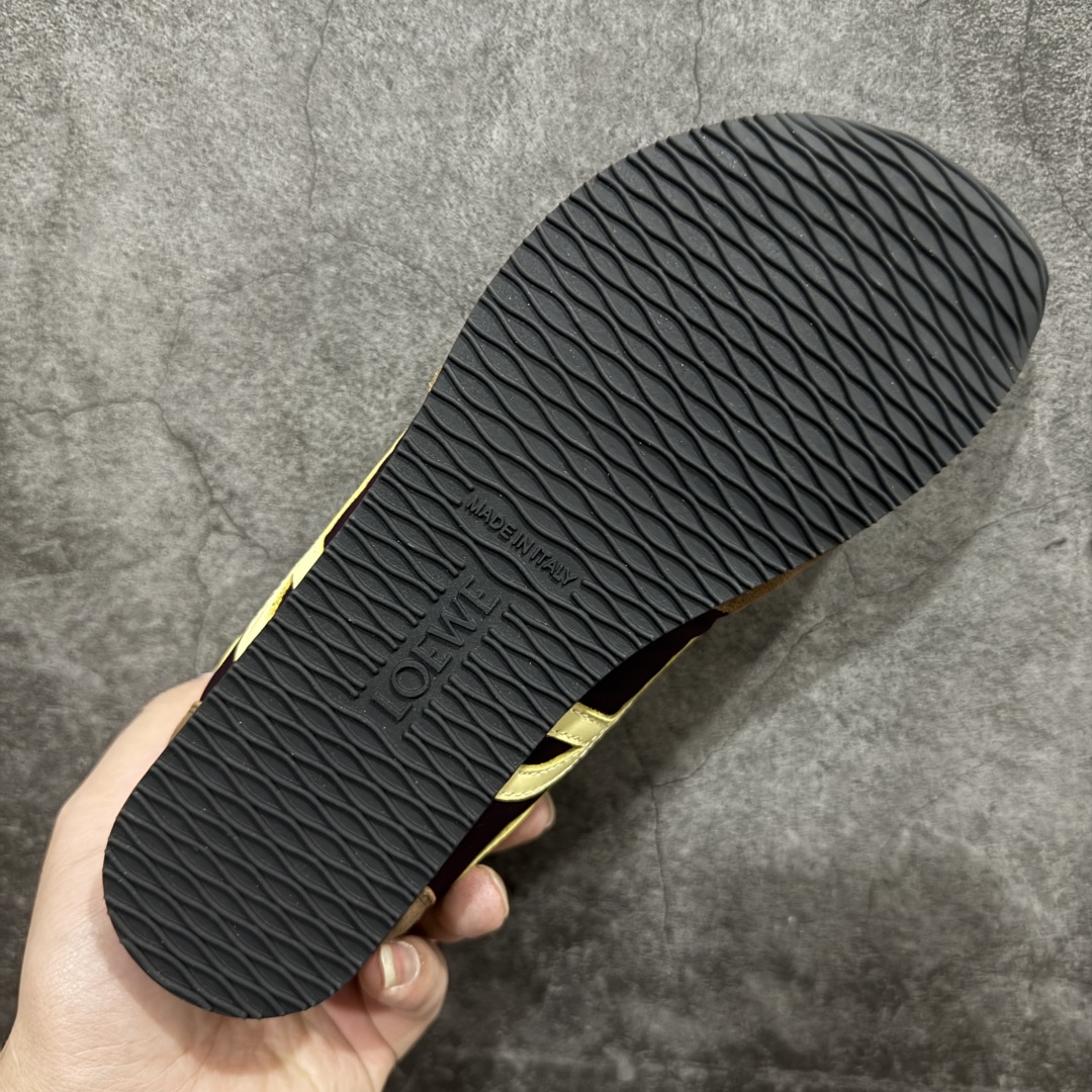 图片[9]-【广东纯原双层礼盒版】罗意威LOEWE 2025 | Ballet Runner2.0 新款芭蕾舞鞋 超级棒 不对称鞋头造型，作为LOEWE的标志性设计 超柔软，轻便且灵活的鞋底，新的波浪纹理橡胶外底，延伸至鞋头，升级的柔软皮革内衬和鞋床，提供最大舒适感，后跟有3D注塑橡胶徽标，真皮和皮料混搭彰显复古风格 内增高拼色德训鞋 阿甘鞋 小白鞋 拼色拼接鞋面 非常高级隐藏式小内增高 脚后跟设计新颖 柔软舒适 会被评为年度最舒适的暴走鞋 如履平地 原版细节 鞋面由进口麂皮 牛皮 原版布拼接 牛皮垫脚 原版定制磨具组合大底 原盒包装 ms内娱明星杨幂等众多同款上脚 小红书 一系列素材图 极具爆款。 尺码 35-39-选品中心