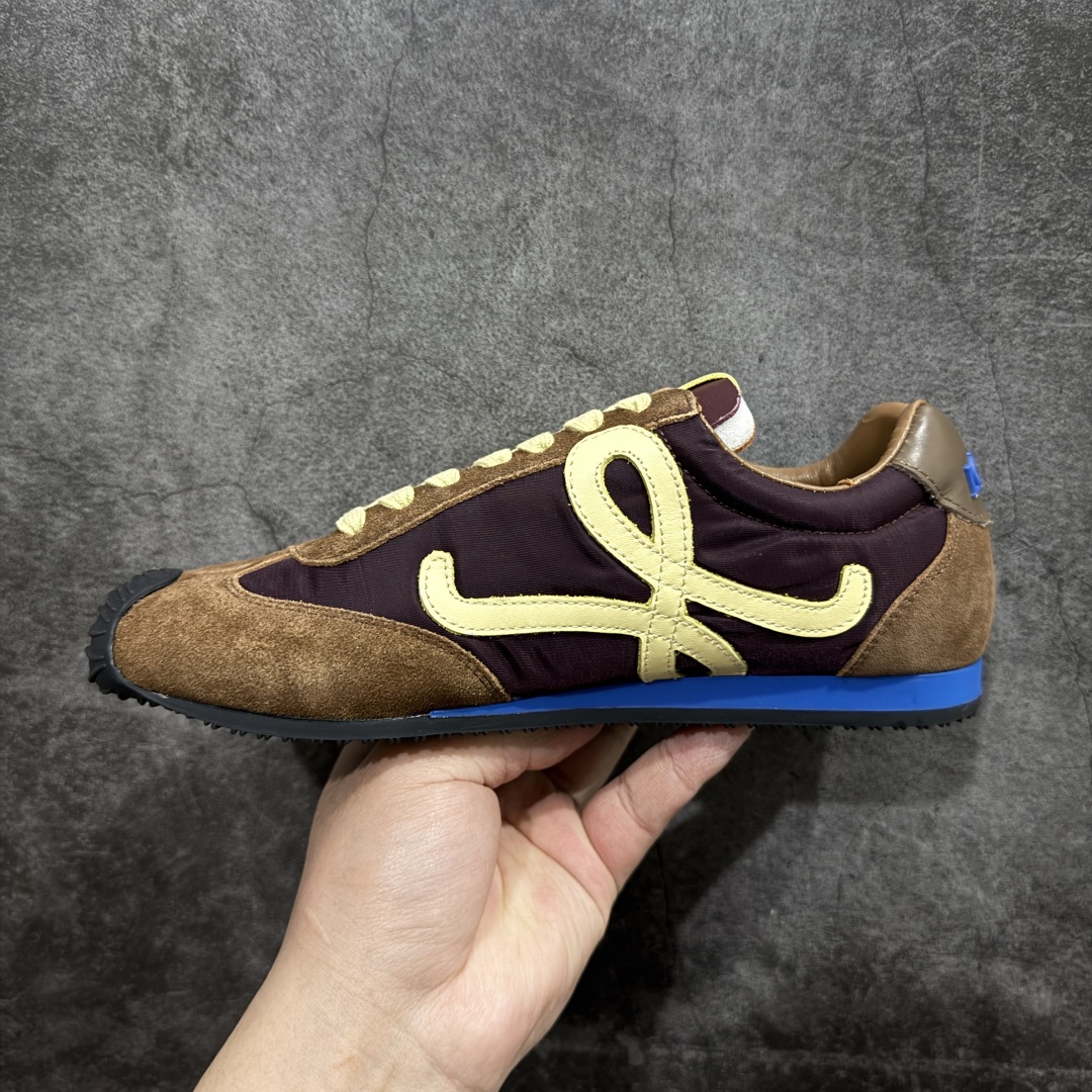 图片[2]-【广东纯原双层礼盒版】罗意威LOEWE 2025 | Ballet Runner2.0 新款芭蕾舞鞋 超级棒 不对称鞋头造型，作为LOEWE的标志性设计 超柔软，轻便且灵活的鞋底，新的波浪纹理橡胶外底，延伸至鞋头，升级的柔软皮革内衬和鞋床，提供最大舒适感，后跟有3D注塑橡胶徽标，真皮和皮料混搭彰显复古风格 内增高拼色德训鞋 阿甘鞋 小白鞋 拼色拼接鞋面 非常高级隐藏式小内增高 脚后跟设计新颖 柔软舒适 会被评为年度最舒适的暴走鞋 如履平地 原版细节 鞋面由进口麂皮 牛皮 原版布拼接 牛皮垫脚 原版定制磨具组合大底 原盒包装 ms内娱明星杨幂等众多同款上脚 小红书 一系列素材图 极具爆款。 尺码 35-39-选品中心