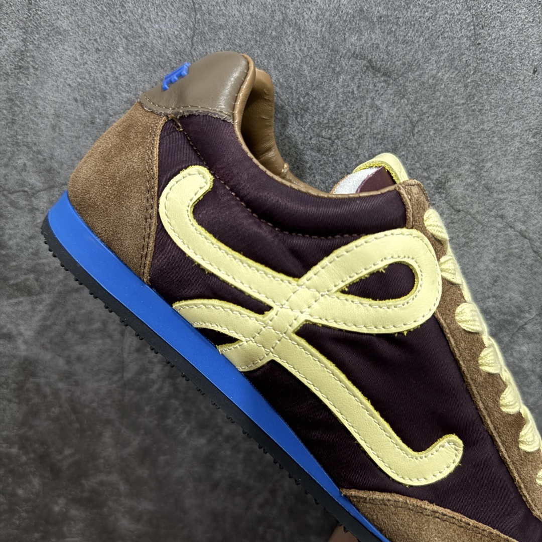 图片[7]-【广东纯原双层礼盒版】罗意威LOEWE 2025 | Ballet Runner2.0 新款芭蕾舞鞋 超级棒 不对称鞋头造型，作为LOEWE的标志性设计 超柔软，轻便且灵活的鞋底，新的波浪纹理橡胶外底，延伸至鞋头，升级的柔软皮革内衬和鞋床，提供最大舒适感，后跟有3D注塑橡胶徽标，真皮和皮料混搭彰显复古风格 内增高拼色德训鞋 阿甘鞋 小白鞋 拼色拼接鞋面 非常高级隐藏式小内增高 脚后跟设计新颖 柔软舒适 会被评为年度最舒适的暴走鞋 如履平地 原版细节 鞋面由进口麂皮 牛皮 原版布拼接 牛皮垫脚 原版定制磨具组合大底 原盒包装 ms内娱明星杨幂等众多同款上脚 小红书 一系列素材图 极具爆款。 尺码 35-39-选品中心