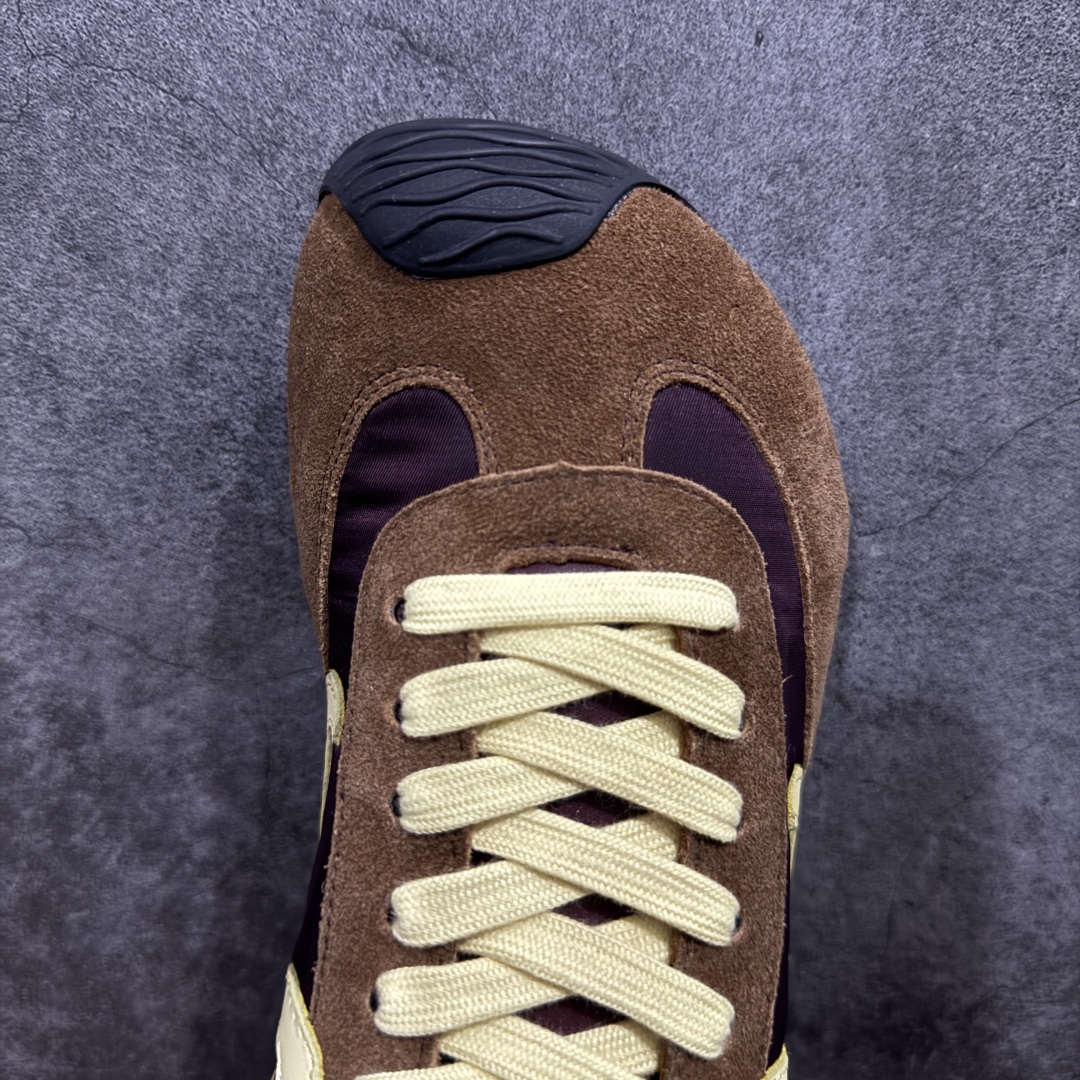 图片[5]-【广东纯原双层礼盒版】罗意威LOEWE 2025 | Ballet Runner2.0 新款芭蕾舞鞋 超级棒 不对称鞋头造型，作为LOEWE的标志性设计 超柔软，轻便且灵活的鞋底，新的波浪纹理橡胶外底，延伸至鞋头，升级的柔软皮革内衬和鞋床，提供最大舒适感，后跟有3D注塑橡胶徽标，真皮和皮料混搭彰显复古风格 内增高拼色德训鞋 阿甘鞋 小白鞋 拼色拼接鞋面 非常高级隐藏式小内增高 脚后跟设计新颖 柔软舒适 会被评为年度最舒适的暴走鞋 如履平地 原版细节 鞋面由进口麂皮 牛皮 原版布拼接 牛皮垫脚 原版定制磨具组合大底 原盒包装 ms内娱明星杨幂等众多同款上脚 小红书 一系列素材图 极具爆款。 尺码 35-39-选品中心