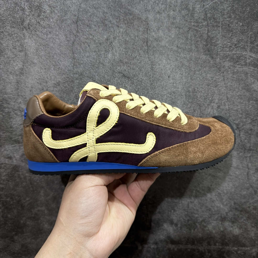 【广东纯原双层礼盒版】罗意威LOEWE 2025 | Ballet Runner2.0 新款芭蕾舞鞋 超级棒 不对称鞋头造型,作为LOEWE的标志性设计 超柔软,轻便且灵活的鞋底,新的波浪纹理橡胶外底,延伸至鞋头,升级的柔软皮革内衬和鞋床,提供最大舒适感,后跟有3D注塑橡胶徽标,真皮和皮料混搭彰显复古风格 内增高拼色德训鞋 阿甘鞋 小白鞋 拼色拼接鞋面 非常高级隐藏式小内增高 脚后跟设计新颖 柔软舒适 会被评为年度最舒适的暴走鞋 如履平地 原版细节 鞋面由进口麂皮 牛皮 原版布拼接 牛皮垫脚 原版定制磨具组合大底 原盒包装 ms内娱明星杨幂等众多同款上脚 小红书 一系列素材图 极具爆款。 尺码 35-39-选品中心