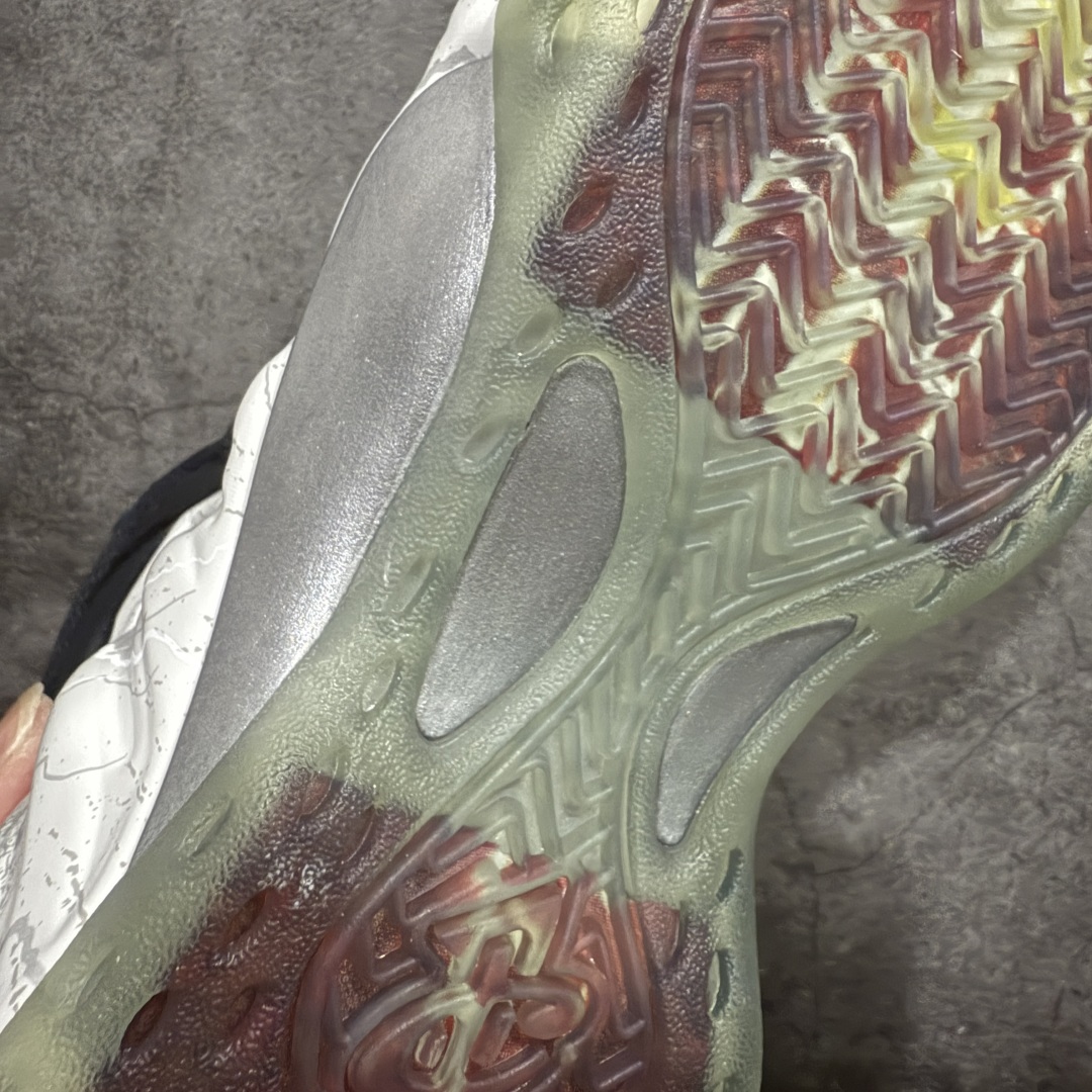图片[8]-【莞产纯原】NK Air Foamposite One \”Tekken 8\” 铁拳喷 三岛一八 白喷泡 HF6367-001 莞产原底面 公司渠道同模具 鞋型发泡360度无死角 双层Zoom气垫植入 中底完美注胶 搭载原厂碳纤维材质 诞生于1997年的NK Air Foamposite系列可以说是整个球鞋历史上最为经典的系列之一 也就是我们常说的“喷”和“泡” 其中“喷”由Foamposite One代言人Penny的英文音译而来 而“泡”则来源于另一款鞋型 Foamposite Pro中\”pro\”的音译 在诞生初期 由于高昂的造价以及超前的外形 Foamposite系列的反对者不在少数 甚至有人认为这款鞋会毁掉整个球鞋行业 但事实证明这双灵感来自于甲虫 自带“黑科技”鞋面以及双层Zoom+大块碳板的太空球鞋不仅受到了大众的接受与追捧 并且成功的影响了篮球鞋的发展 尺码：38.5 39 40 40.5 41 42 42.5 43 44 44.5 45 46-选品中心