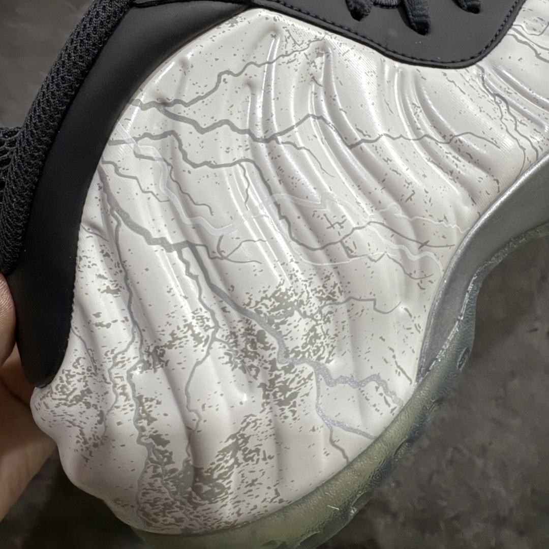 图片[3]-【莞产纯原】NK Air Foamposite One \”Tekken 8\” 铁拳喷 三岛一八 白喷泡 HF6367-001 莞产原底面 公司渠道同模具 鞋型发泡360度无死角 双层Zoom气垫植入 中底完美注胶 搭载原厂碳纤维材质 诞生于1997年的NK Air Foamposite系列可以说是整个球鞋历史上最为经典的系列之一 也就是我们常说的“喷”和“泡” 其中“喷”由Foamposite One代言人Penny的英文音译而来 而“泡”则来源于另一款鞋型 Foamposite Pro中\”pro\”的音译 在诞生初期 由于高昂的造价以及超前的外形 Foamposite系列的反对者不在少数 甚至有人认为这款鞋会毁掉整个球鞋行业 但事实证明这双灵感来自于甲虫 自带“黑科技”鞋面以及双层Zoom+大块碳板的太空球鞋不仅受到了大众的接受与追捧 并且成功的影响了篮球鞋的发展 尺码：38.5 39 40 40.5 41 42 42.5 43 44 44.5 45 46-选品中心