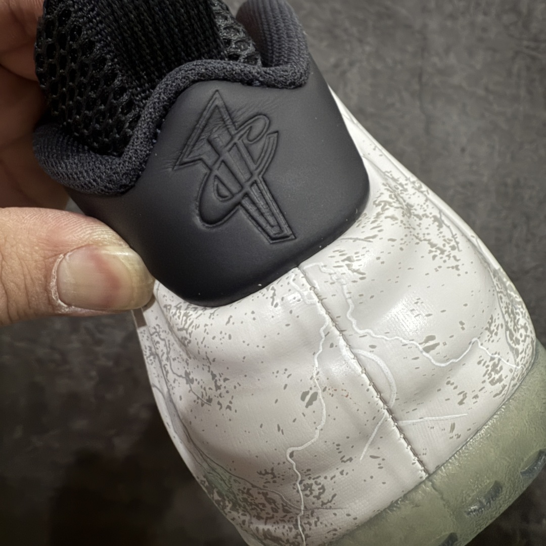 图片[2]-【莞产纯原】NK Air Foamposite One \”Tekken 8\” 铁拳喷 三岛一八 白喷泡 HF6367-001 莞产原底面 公司渠道同模具 鞋型发泡360度无死角 双层Zoom气垫植入 中底完美注胶 搭载原厂碳纤维材质 诞生于1997年的NK Air Foamposite系列可以说是整个球鞋历史上最为经典的系列之一 也就是我们常说的“喷”和“泡” 其中“喷”由Foamposite One代言人Penny的英文音译而来 而“泡”则来源于另一款鞋型 Foamposite Pro中\”pro\”的音译 在诞生初期 由于高昂的造价以及超前的外形 Foamposite系列的反对者不在少数 甚至有人认为这款鞋会毁掉整个球鞋行业 但事实证明这双灵感来自于甲虫 自带“黑科技”鞋面以及双层Zoom+大块碳板的太空球鞋不仅受到了大众的接受与追捧 并且成功的影响了篮球鞋的发展 尺码：38.5 39 40 40.5 41 42 42.5 43 44 44.5 45 46-选品中心