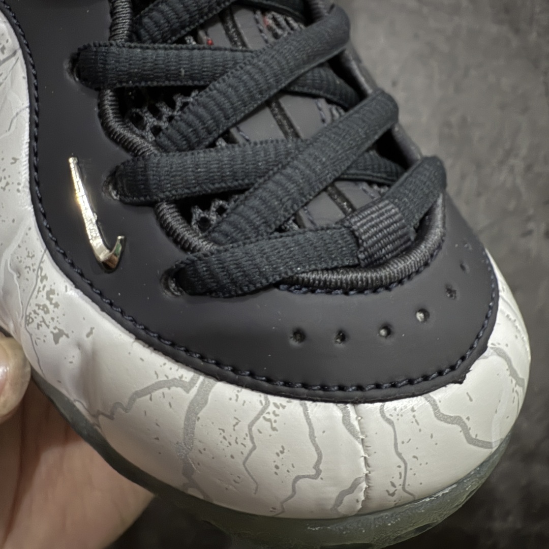 图片[4]-【莞产纯原】NK Air Foamposite One \”Tekken 8\” 铁拳喷 三岛一八 白喷泡 HF6367-001 莞产原底面 公司渠道同模具 鞋型发泡360度无死角 双层Zoom气垫植入 中底完美注胶 搭载原厂碳纤维材质 诞生于1997年的NK Air Foamposite系列可以说是整个球鞋历史上最为经典的系列之一 也就是我们常说的“喷”和“泡” 其中“喷”由Foamposite One代言人Penny的英文音译而来 而“泡”则来源于另一款鞋型 Foamposite Pro中\”pro\”的音译 在诞生初期 由于高昂的造价以及超前的外形 Foamposite系列的反对者不在少数 甚至有人认为这款鞋会毁掉整个球鞋行业 但事实证明这双灵感来自于甲虫 自带“黑科技”鞋面以及双层Zoom+大块碳板的太空球鞋不仅受到了大众的接受与追捧 并且成功的影响了篮球鞋的发展 尺码：38.5 39 40 40.5 41 42 42.5 43 44 44.5 45 46-选品中心